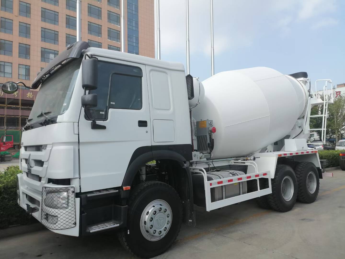 Truk Mixer Beton Sinotruk HOWO 8×4 12CBM dengan Mesin 371HP untuk Konstruksi Tugas Berat