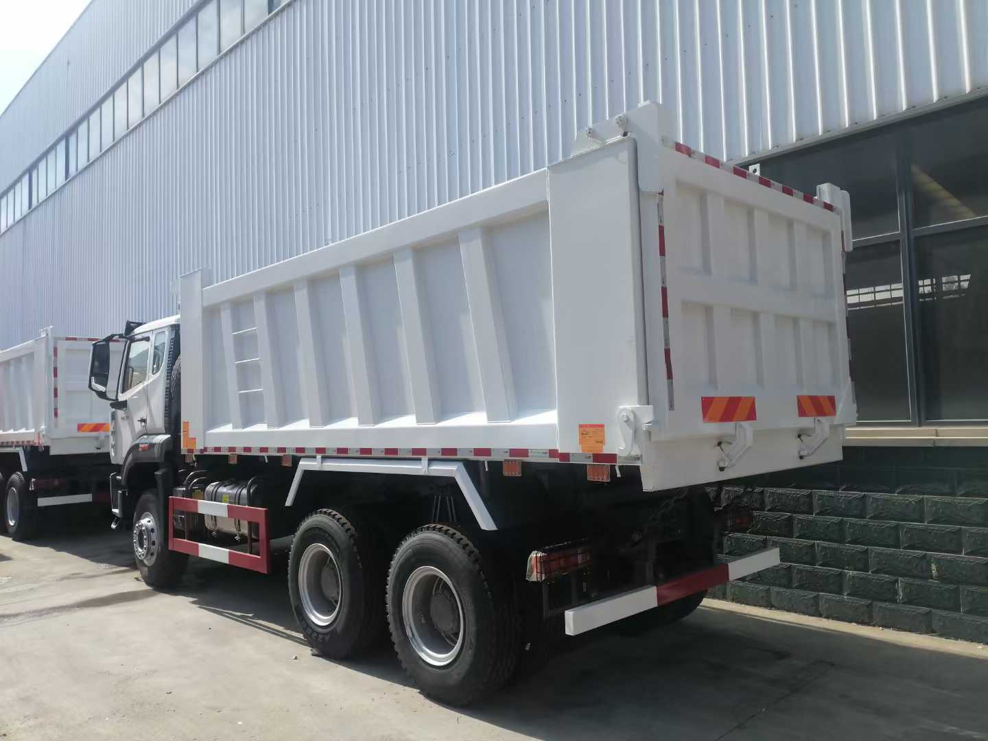 China Sinotruk HOWO Used 371/375HP 8x4 Right-Hand Drive Mini Dump Truck