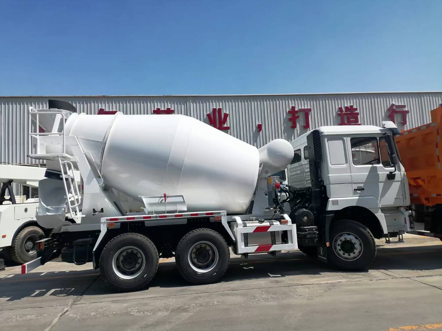 Truk Mixer Beton HOWO 6X4 Bekas dengan Kapasitas 12m3, Muatan 30T, dan Tenaga Kuda Maksimum 300-400hp