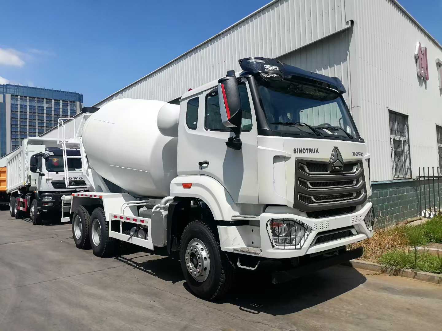 Truk pengaduk beton Sinotruk HOWO 8X4 baru dengan tenaga kuda maksimum > 400hp dan standar emisi Euro 2/3