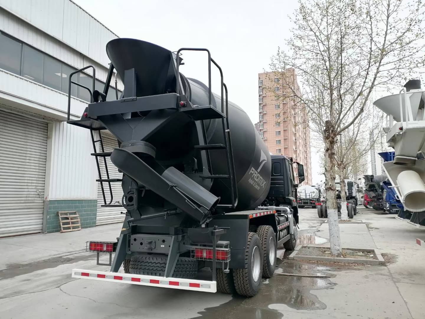 Truk Mixer Beton Standar Emisi Euro 2 dengan Kapasitas 12 Kubik dan Penggerak 6x4 untuk Konstruksi Tugas Berat