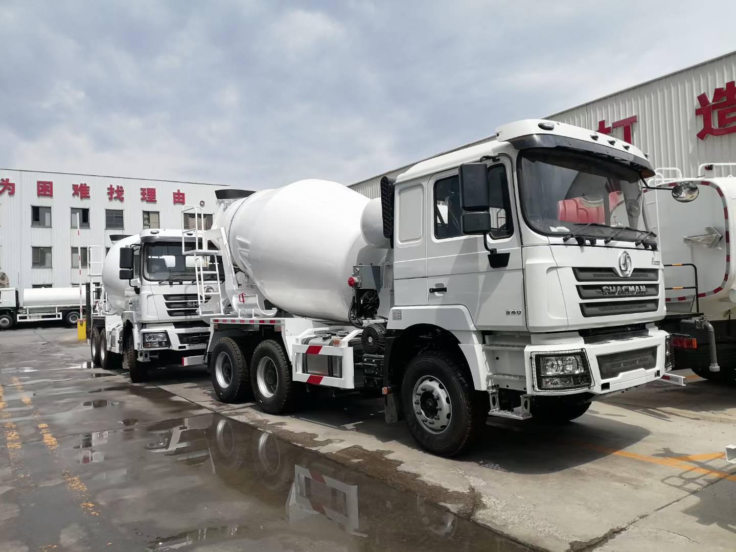 12 m3 Kapasitas truk pengaduk beton dengan sasis tugas berat dan drum baja tahan aus yang kuat