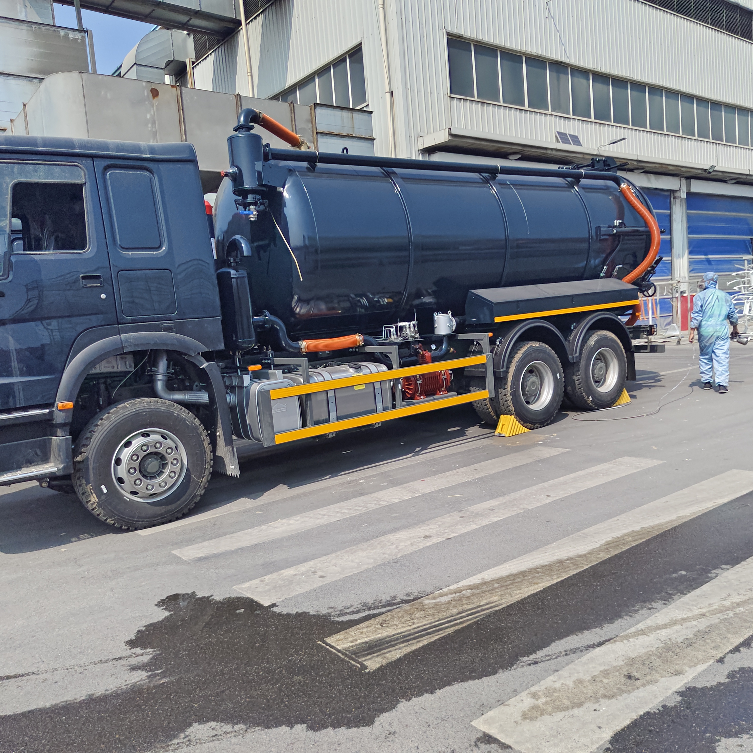 HOWO 15CBM Truk Penyedot Air Limbah Vakum dengan roda penggerak 6*4 dan pembuangan tipping hidraulik untuk pembersihan septik tank