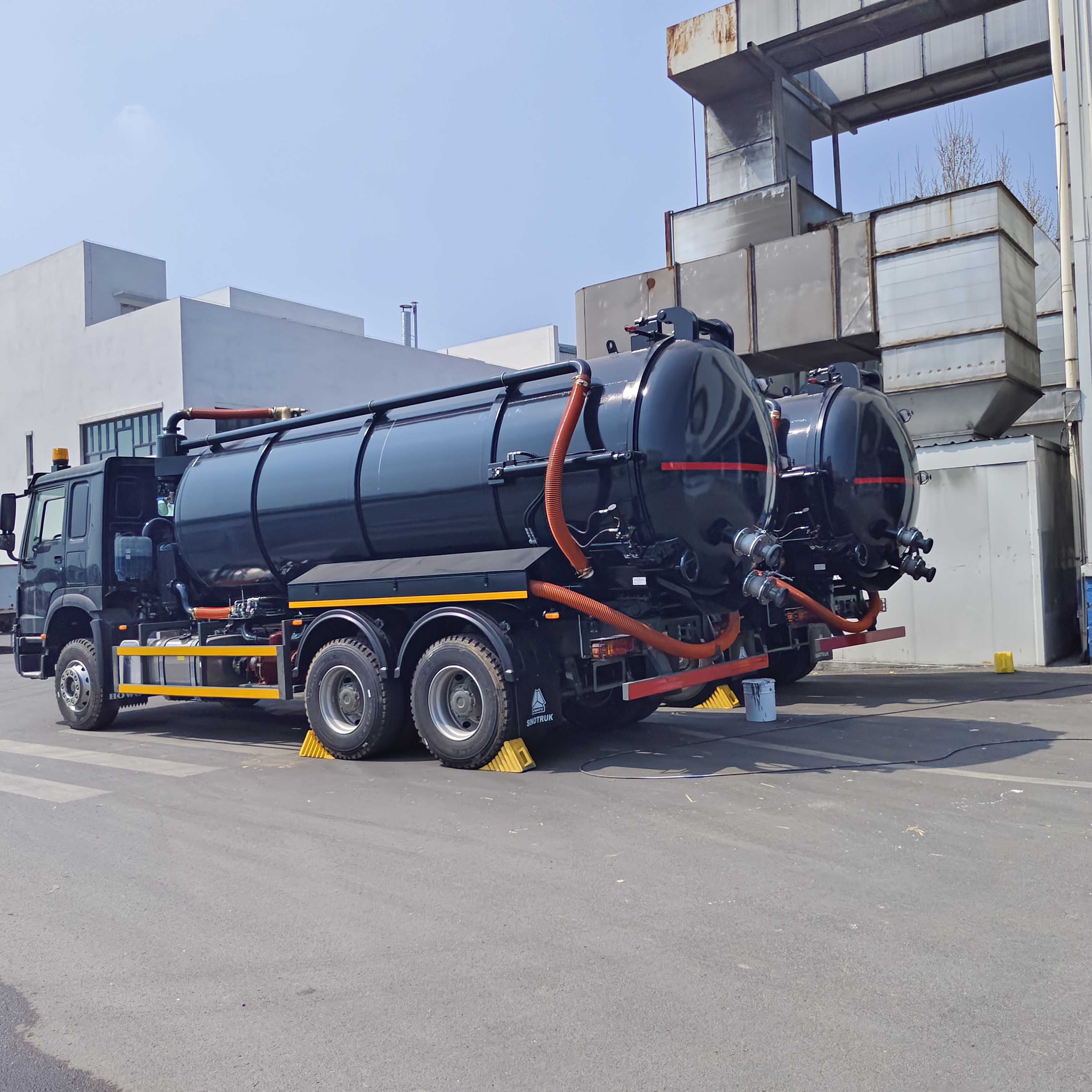 HOWO 15CBM Truk Pengisap Limbah Vakum dengan Roda Penggerak 6*4 dan Bahan Bakar Diesel untuk Pembersihan Tangki Septik dan Pengangkutan Lumpur