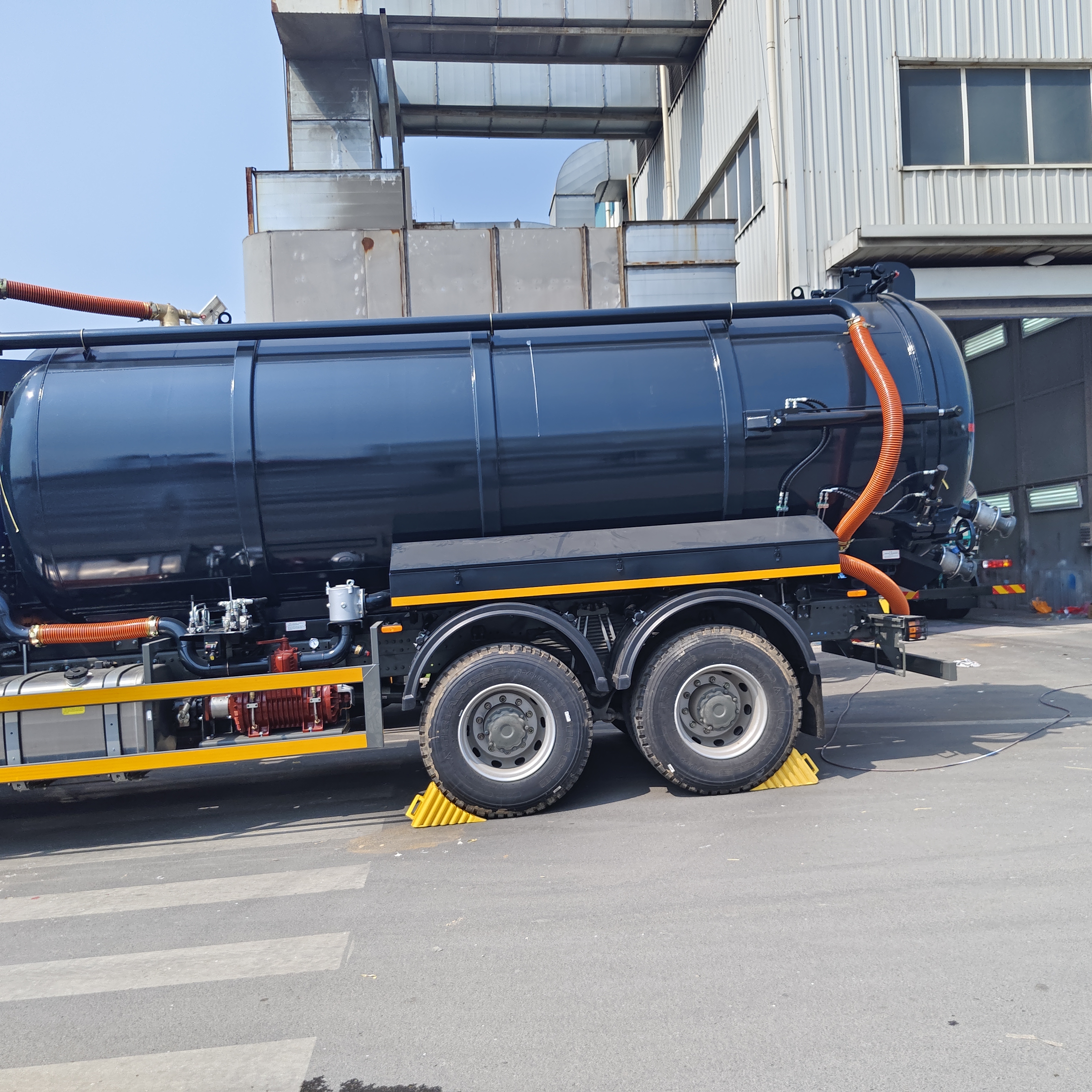 HOWO 15CBM Truk Penyedot Air Limbah Vakum dengan 6×4 Drive Type dan Hydraulic Tipping Discharge untuk Pembersihan Septic Tank