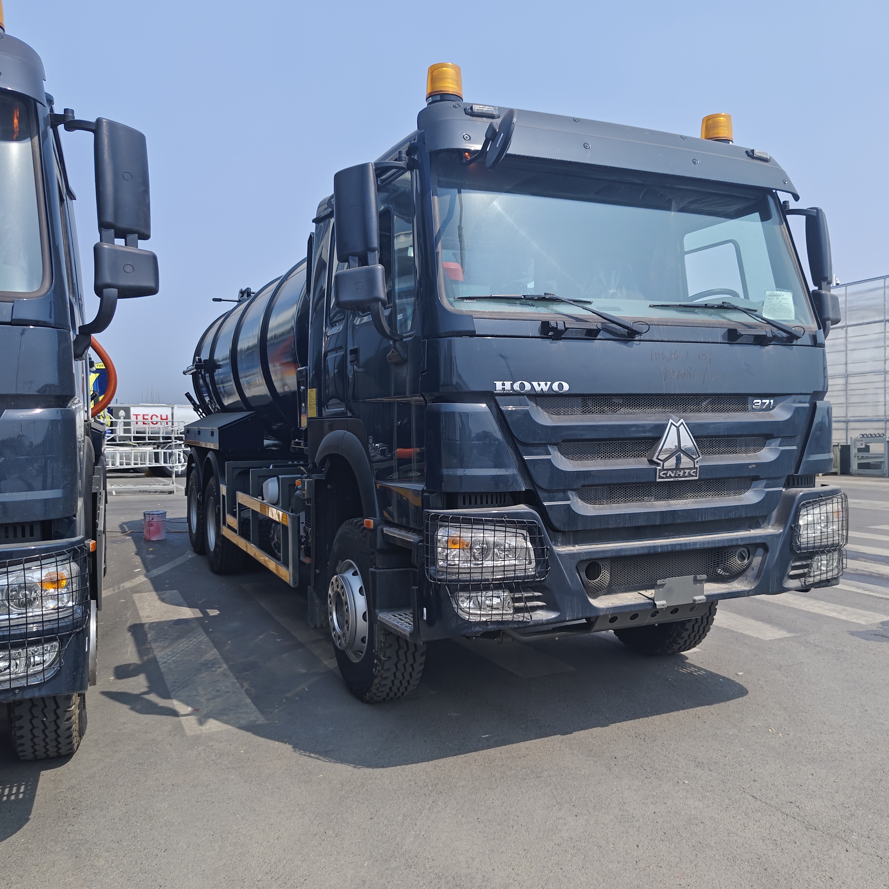 HOWO 15CBM Truk Pengisap Limbah Vakum dengan Roda Penggerak 6*4 dan Bahan Bakar Diesel untuk Pembersihan Tangki Septik dan Pengangkutan Lumpur