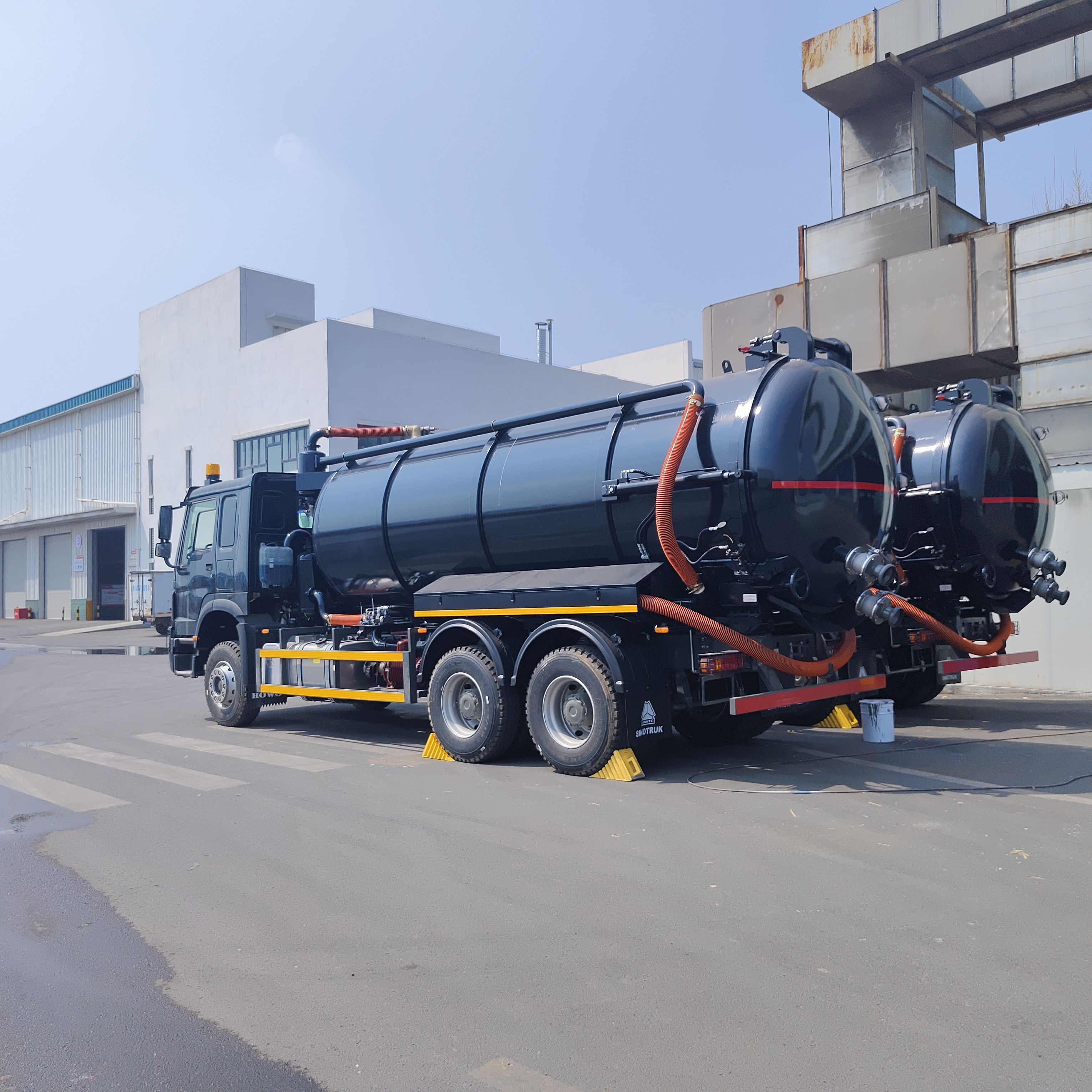 HOWO 15CBM Truk Penyedot Limbah Vakum dengan tipe 6×4 drive dan kekuatan mesin 266HP untuk pembersihan limbah kota dan industri