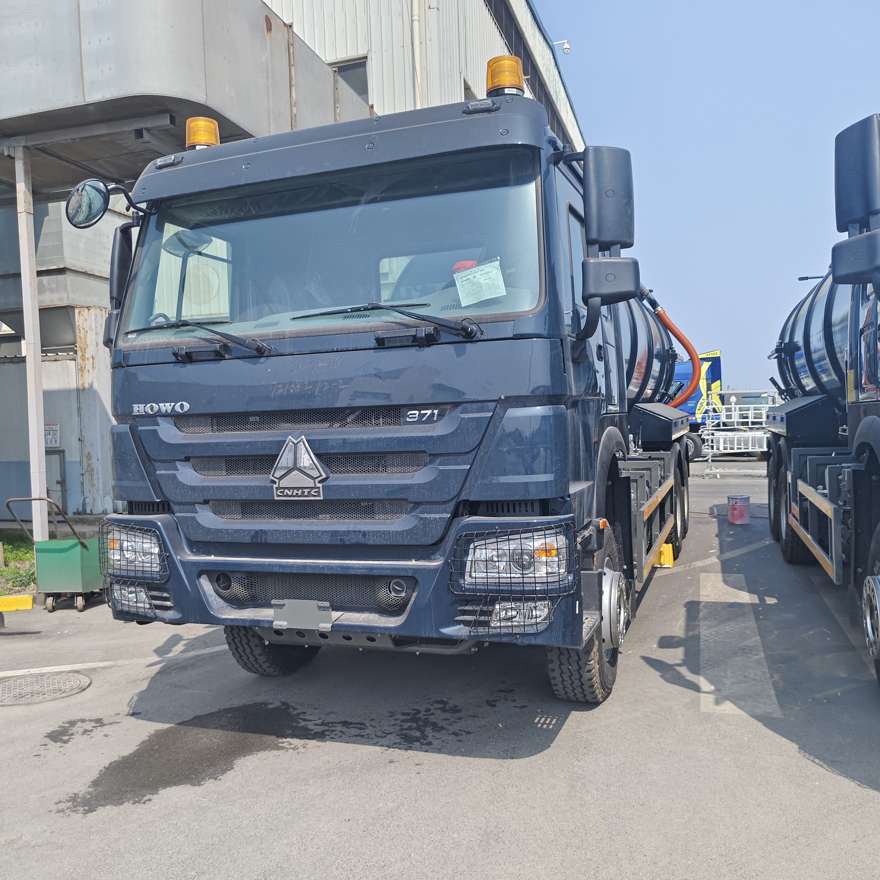 HOWO 15CBM Truk Penyedot Air Limbah Vakum dengan Penggerak 6×4 dan Mesin 336HP untuk pembersihan Septic Tank dan Limbah Industri