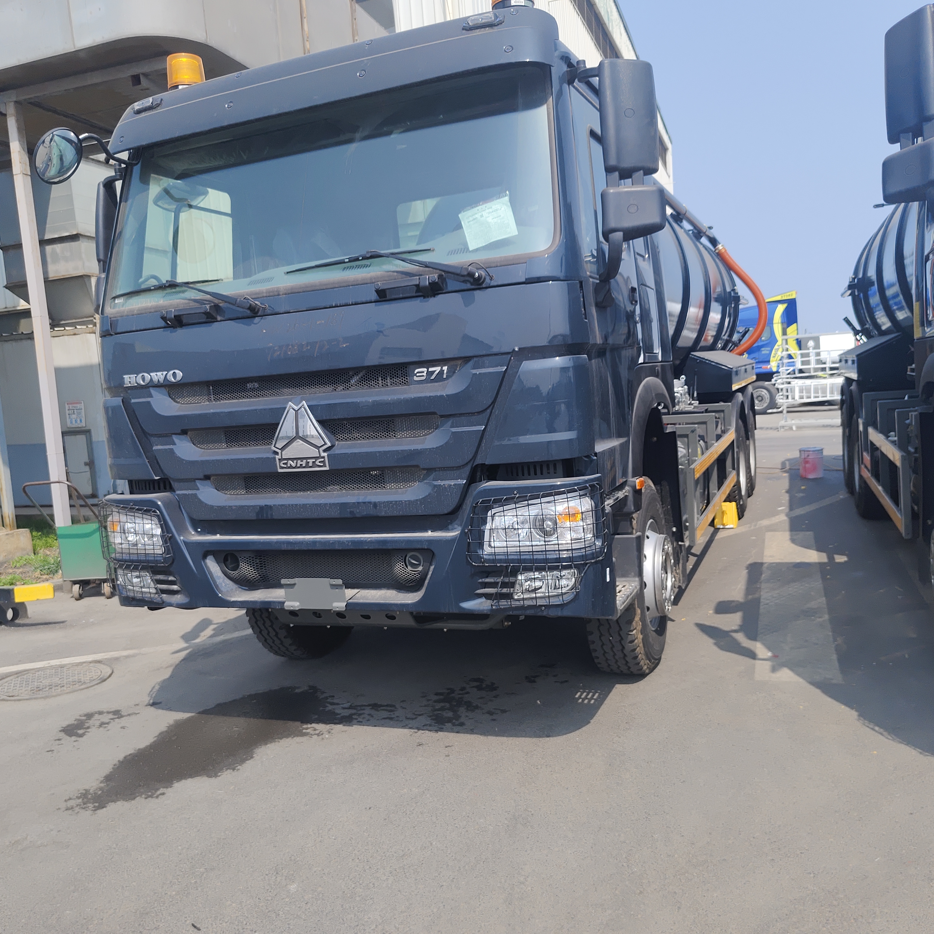 HOWO 15CBM Truk Penyedot Limbah Vakum dengan 371 tenaga kuda dan roda penggerak 6×4 untuk pembersihan limbah industri