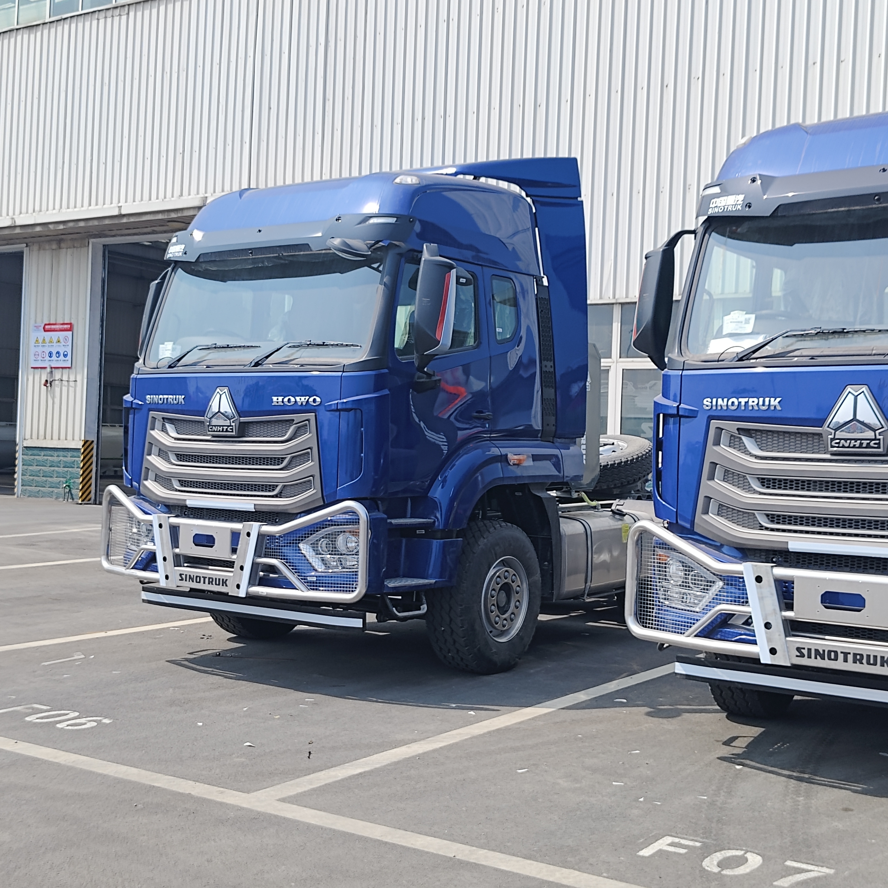 HOWO NX 6×4 Traktor Traktor dengan 380HP Mesin dan Heavy-duty Leaf Spring Suspension untuk Pengangkutan Kargo Berat