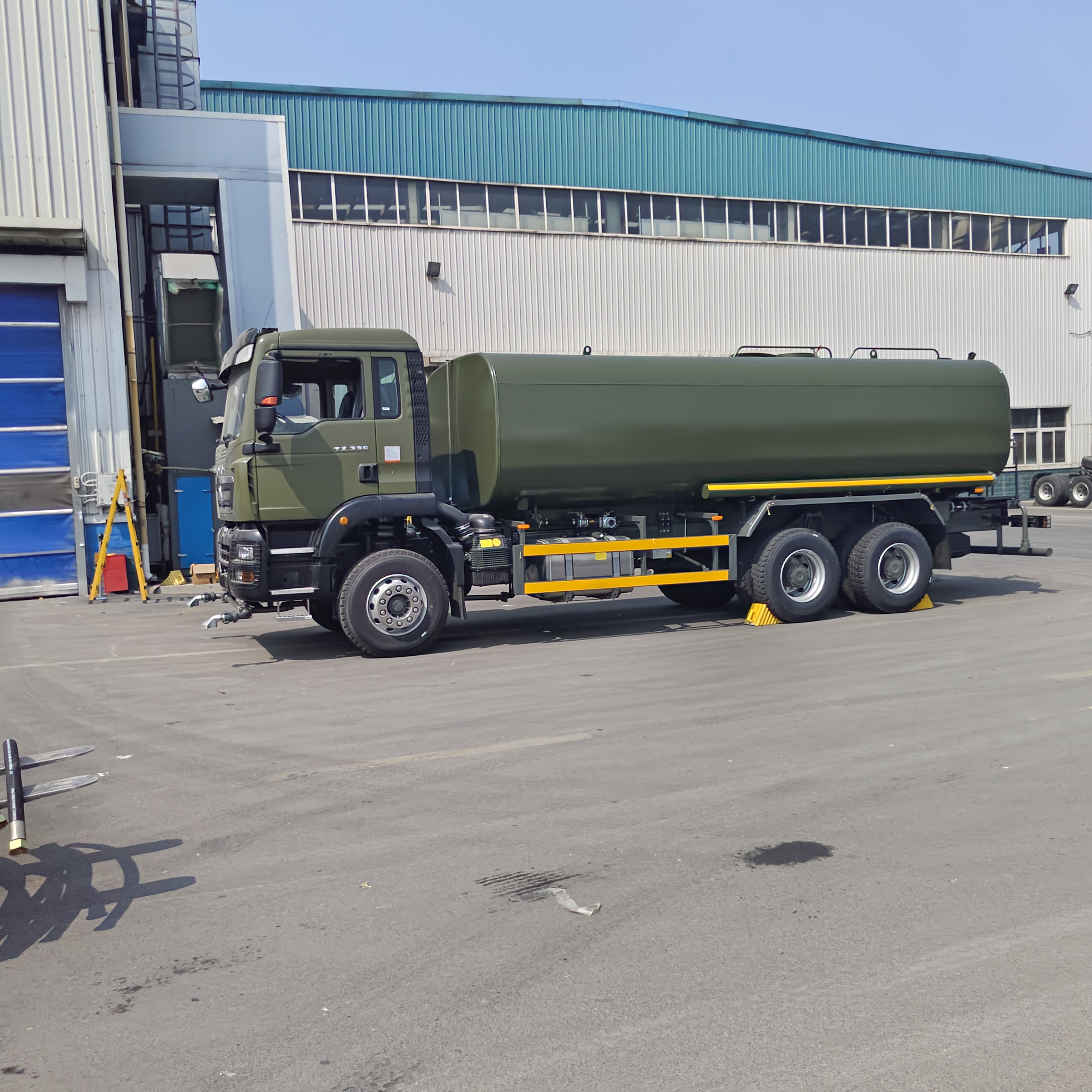 Truk Tangki Air HOWO TX 6×4 dengan Standar Emisi Euro 2 Muatan 20T dan Area Percikan ＞16m untuk Pengendalian Debu dan Pembersihan Kota
