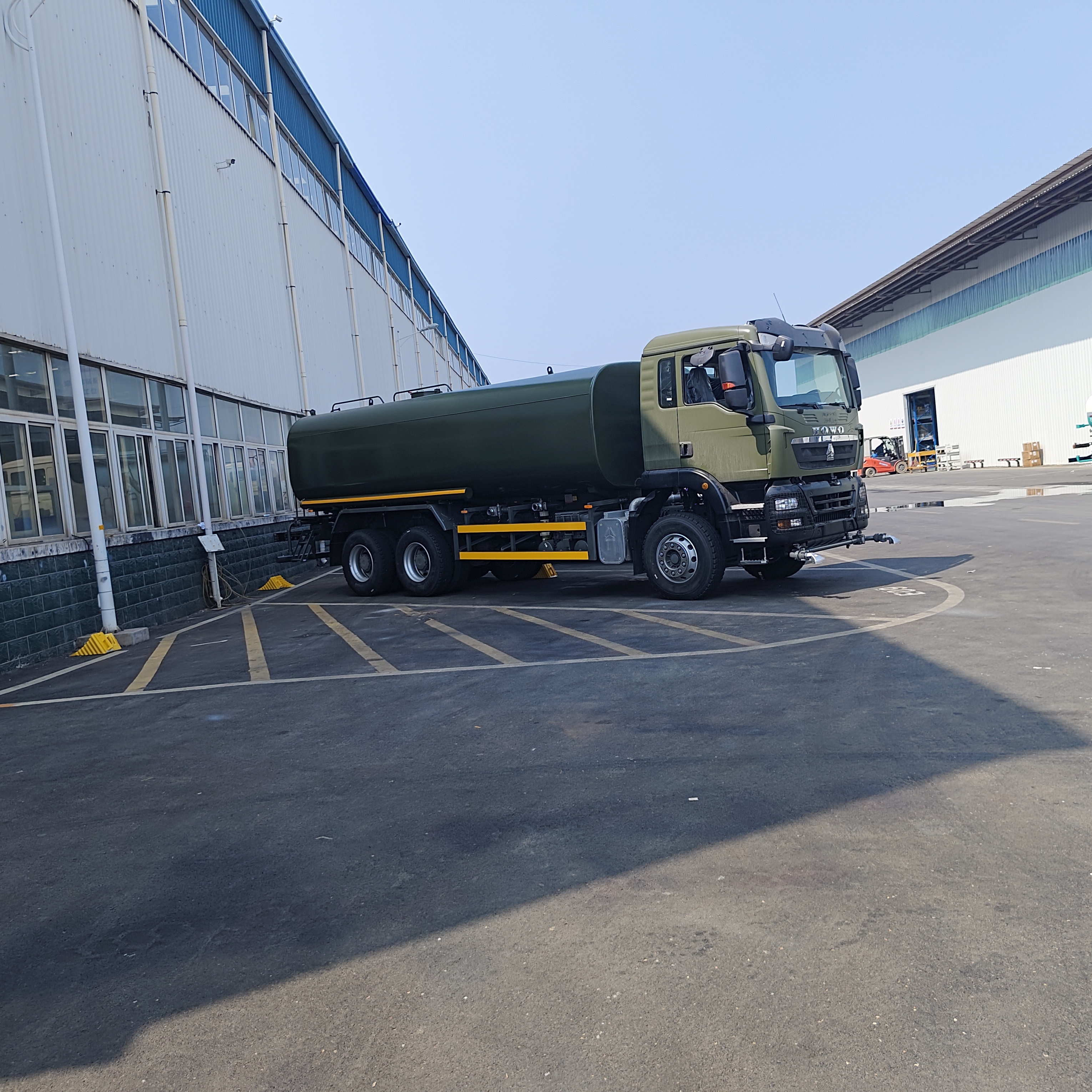 HOWO TX 6×4 truk tangki air dengan muatan 20T dan standar emisi Euro 2 untuk pembersihan jalan dan pengendalian debu