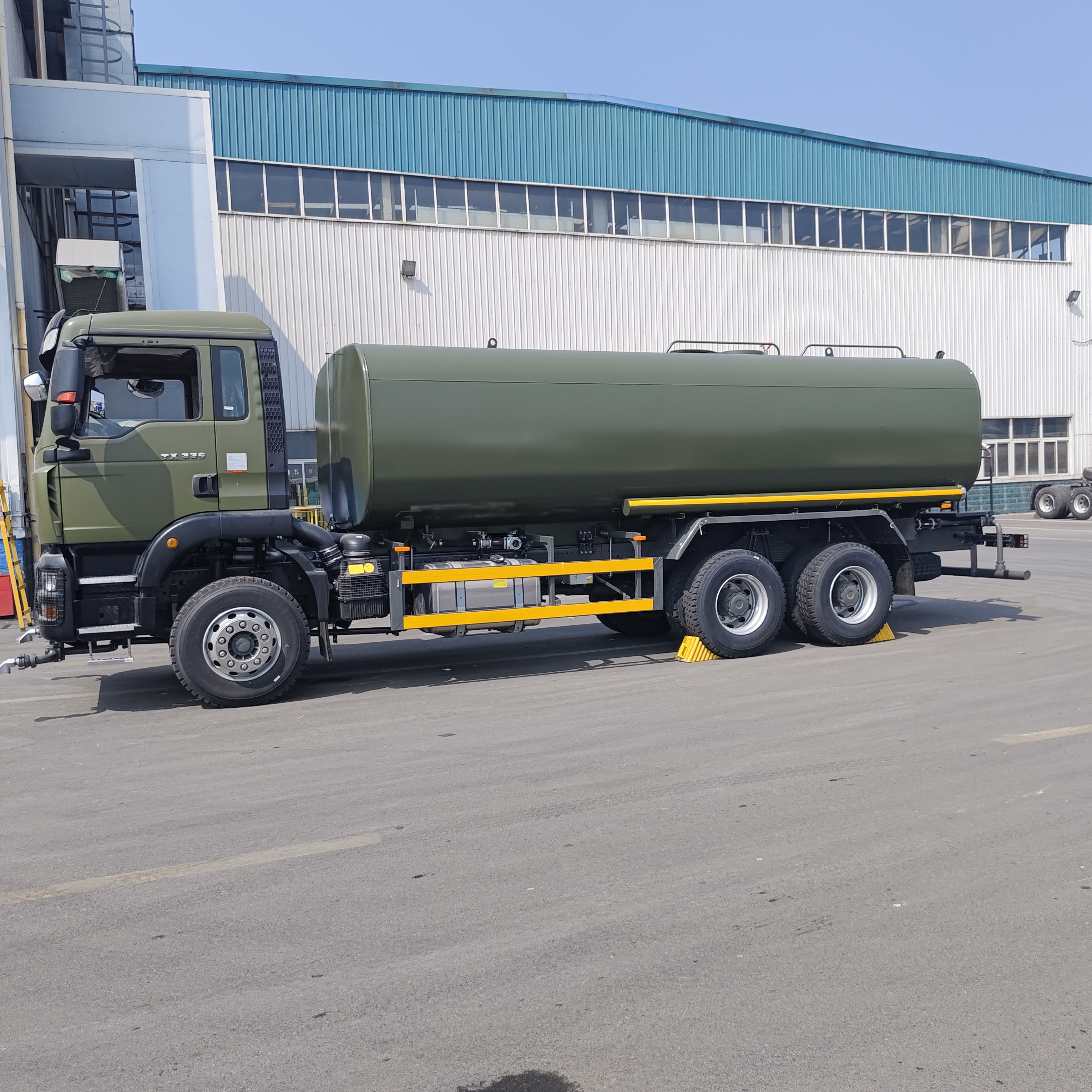 HOWO TX 6×4 Tangki truk air dengan kapasitas 15-20 CBM Pompa air sentrifugal bertekanan tinggi dan tubuh tangki diperkuat untuk penghapusan debu dan pembersihan kota