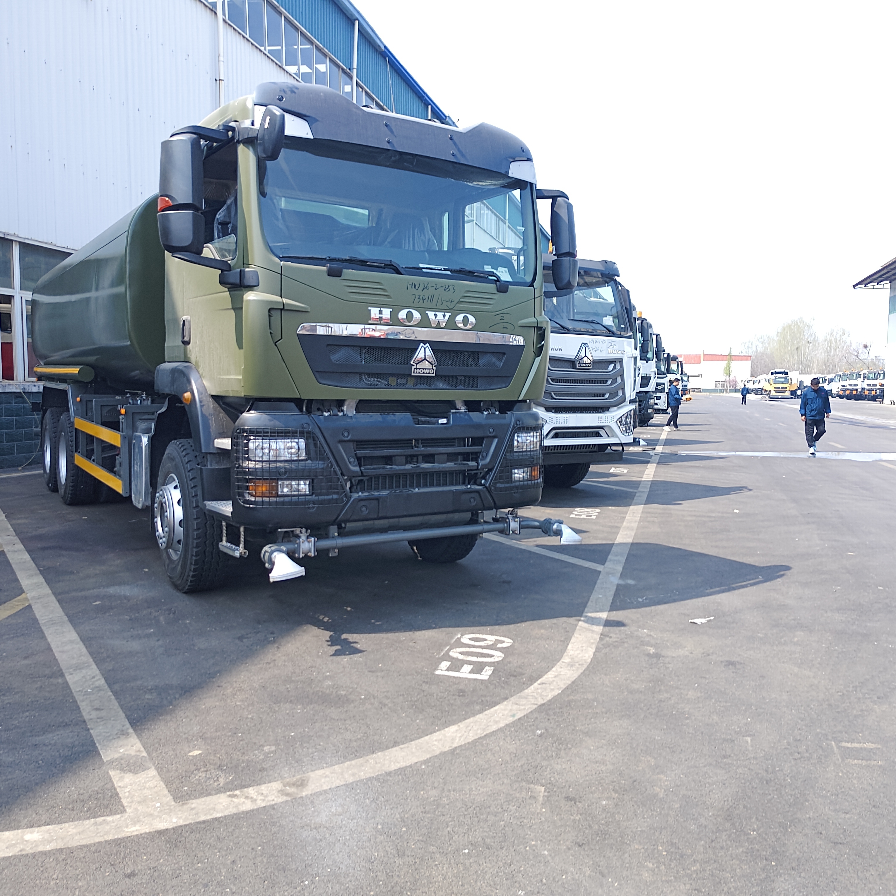 HOWO TX 6×4 truk tangki air dengan muatan 20T dan standar emisi Euro 2 untuk penghapusan debu jalan dan penggunaan kotamadya