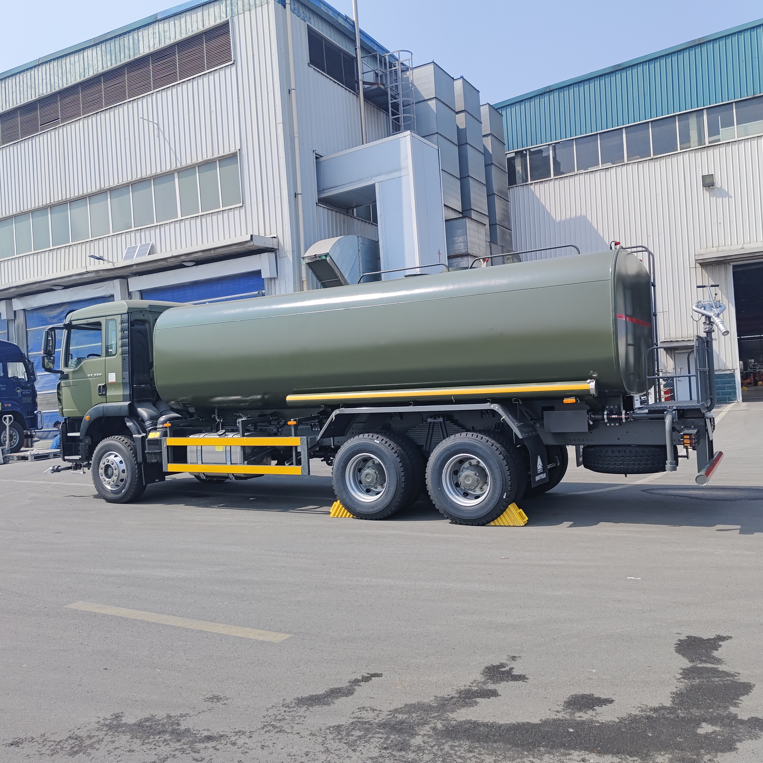 HOWO TX 6×4 Tangki truk air dengan kapasitas 15-20 CBM dan pompa air bertekanan tinggi untuk pengendalian debu dan irigasi