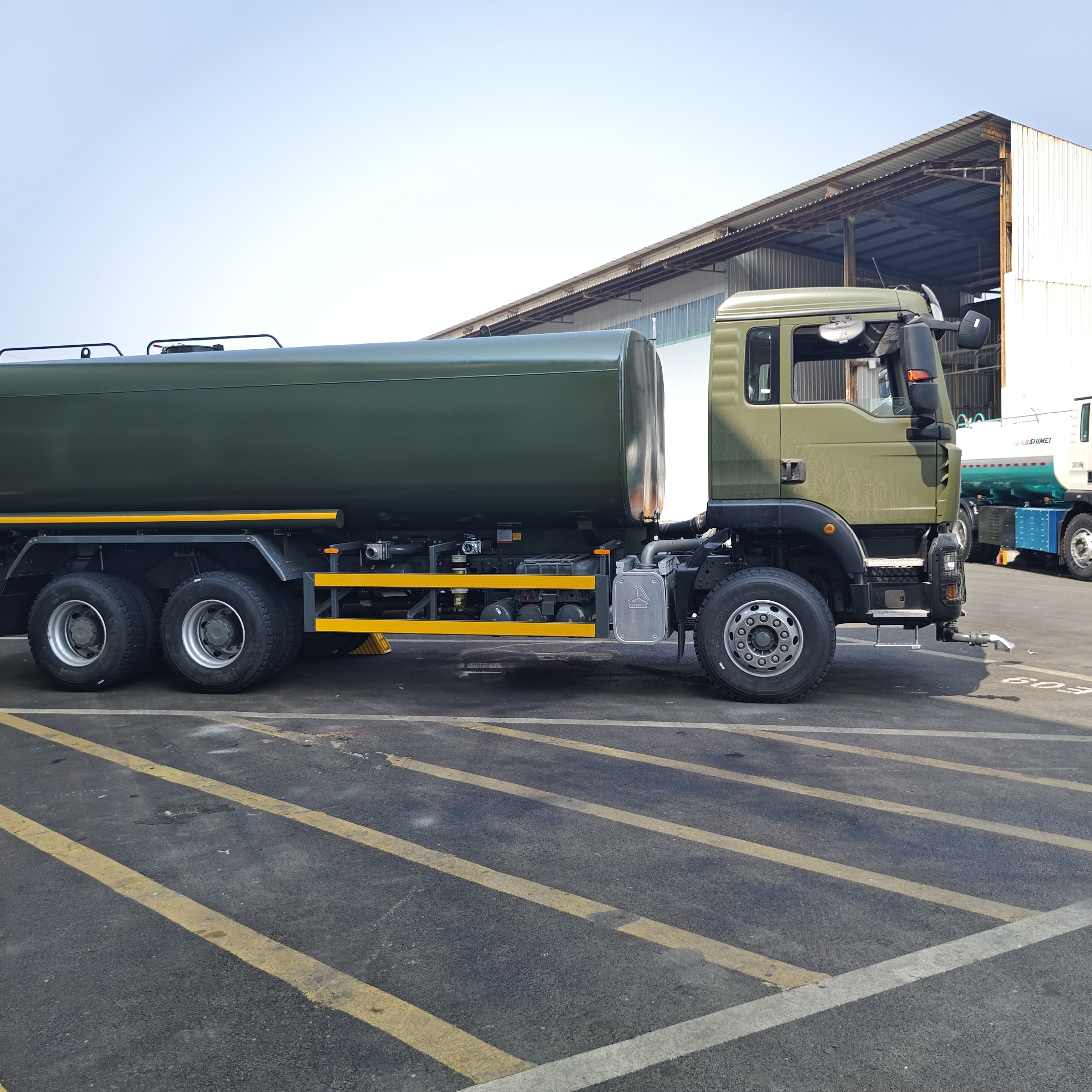 Truk Tangki Air HOWO TX 6×4 dengan Muatan 20T dan Standar Emisi Euro 2 untuk Pengendalian Debu Jalan