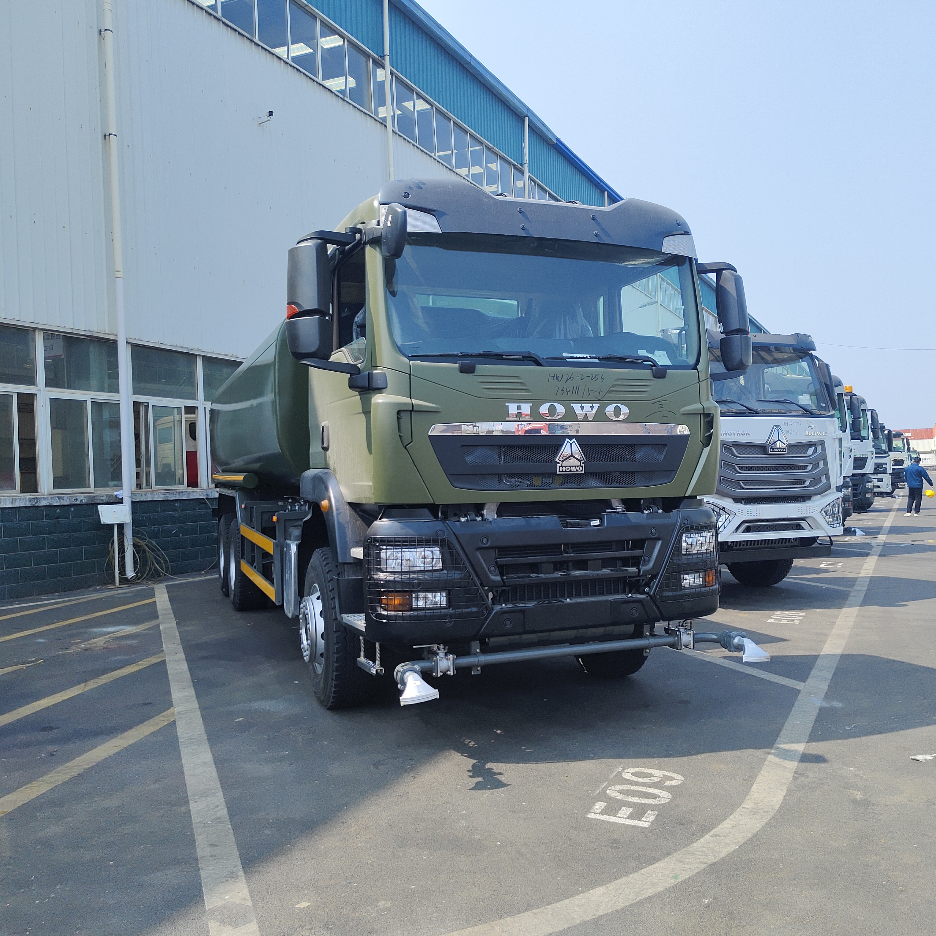 HOWO TX 6×4 Tangki air truk dengan 20T muatan Euro 2 standar emisi dan 6×4 drive wheel untuk pembersihan jalan
