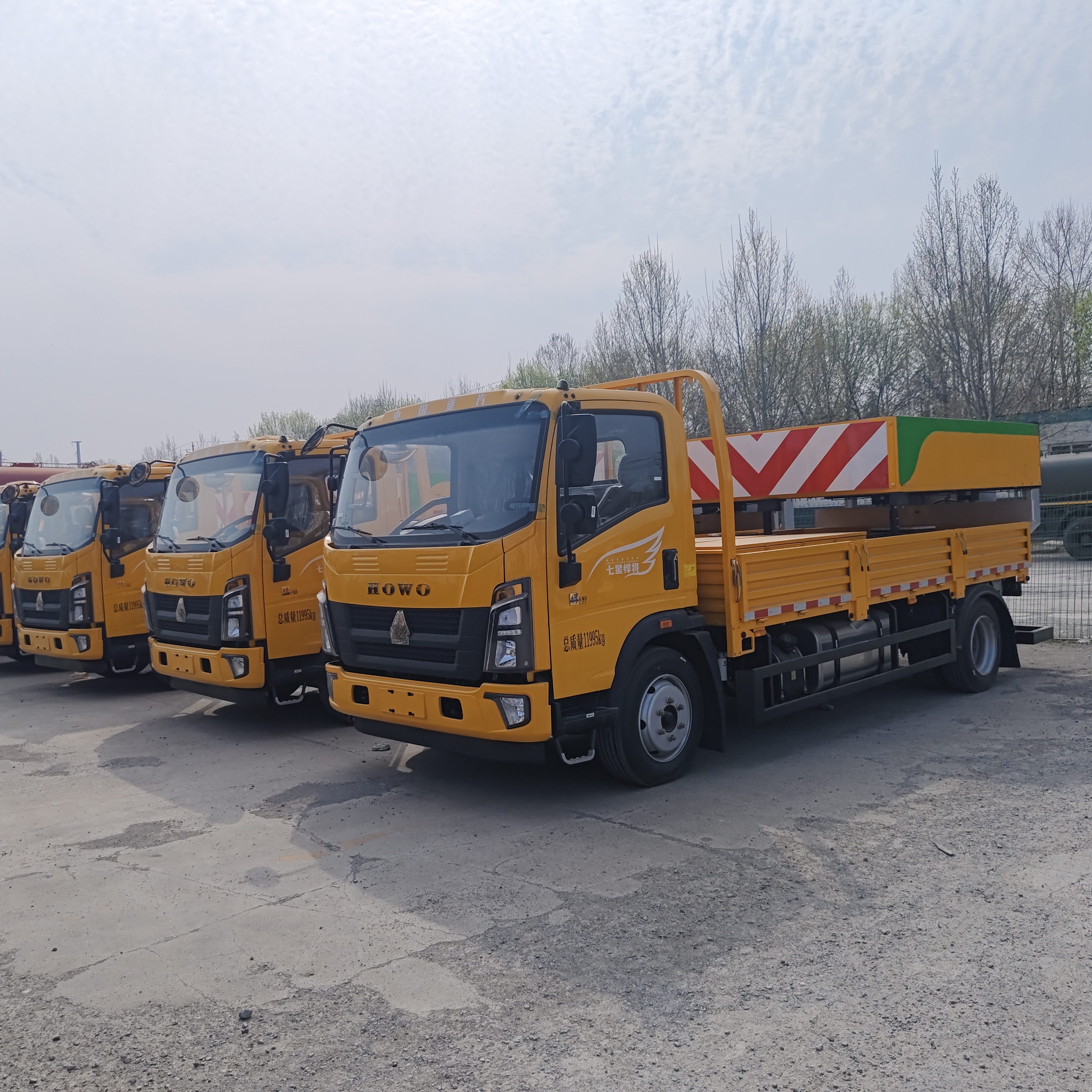 HOWO 4×2 Crash Cushion Truck dengan Penyerapan Energi Berkinerja Tinggi dan Desain Penggantian Modular untuk Keselamatan Jalan Raya
