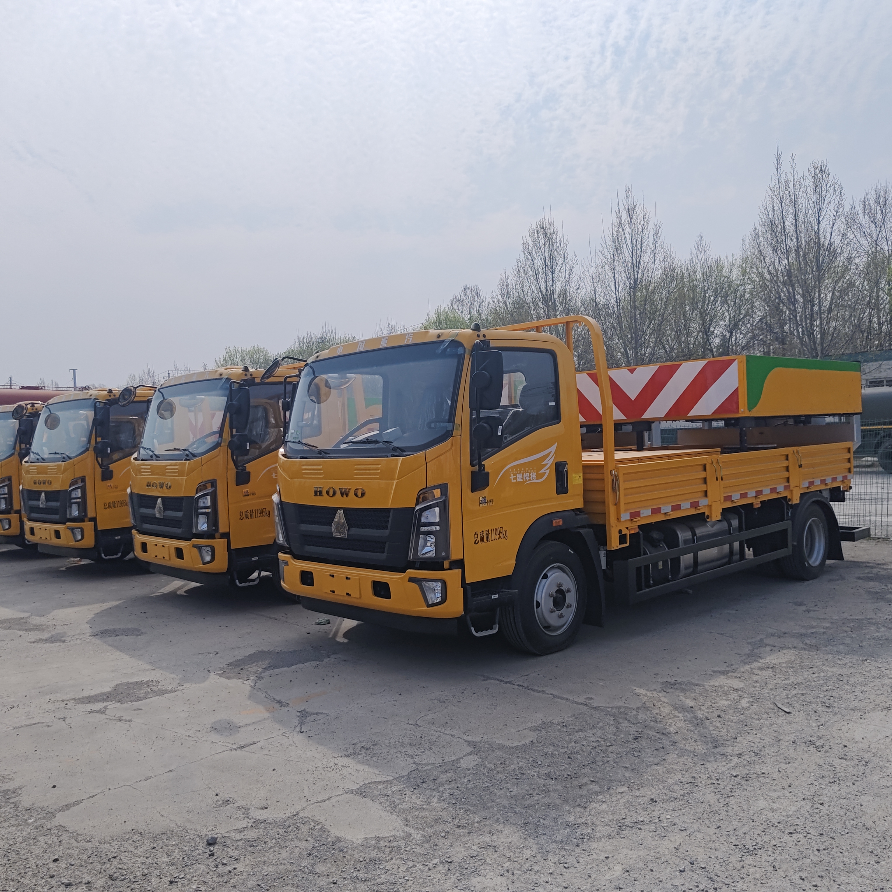 HOWO 4×2 Crash Cushion Truck dengan Struktur Penyerap Energi Baja Multi-lapis Sistem Pengangkat Hidraulik dan Lampu Peringatan LED untuk Keselamatan Jalan Raya
