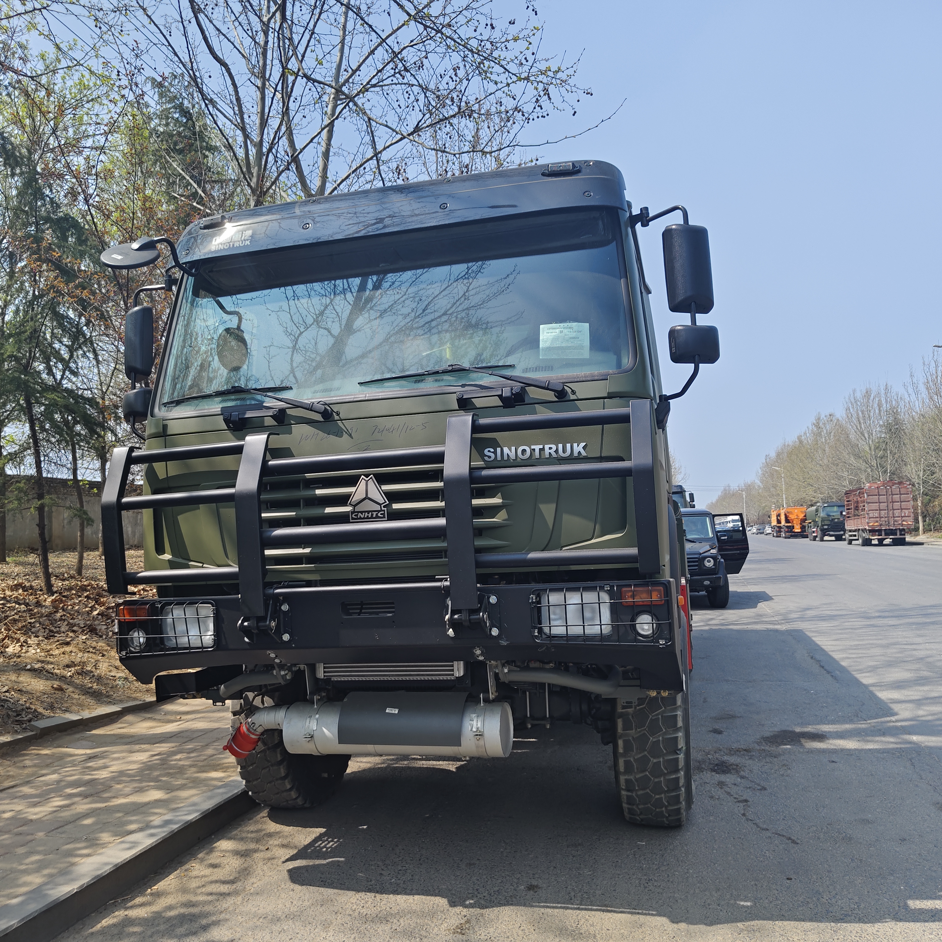 HOWO 6x6 Off-Road Fuel Tank Truck dengan muatan 20T dan mesin diesel untuk pertambangan