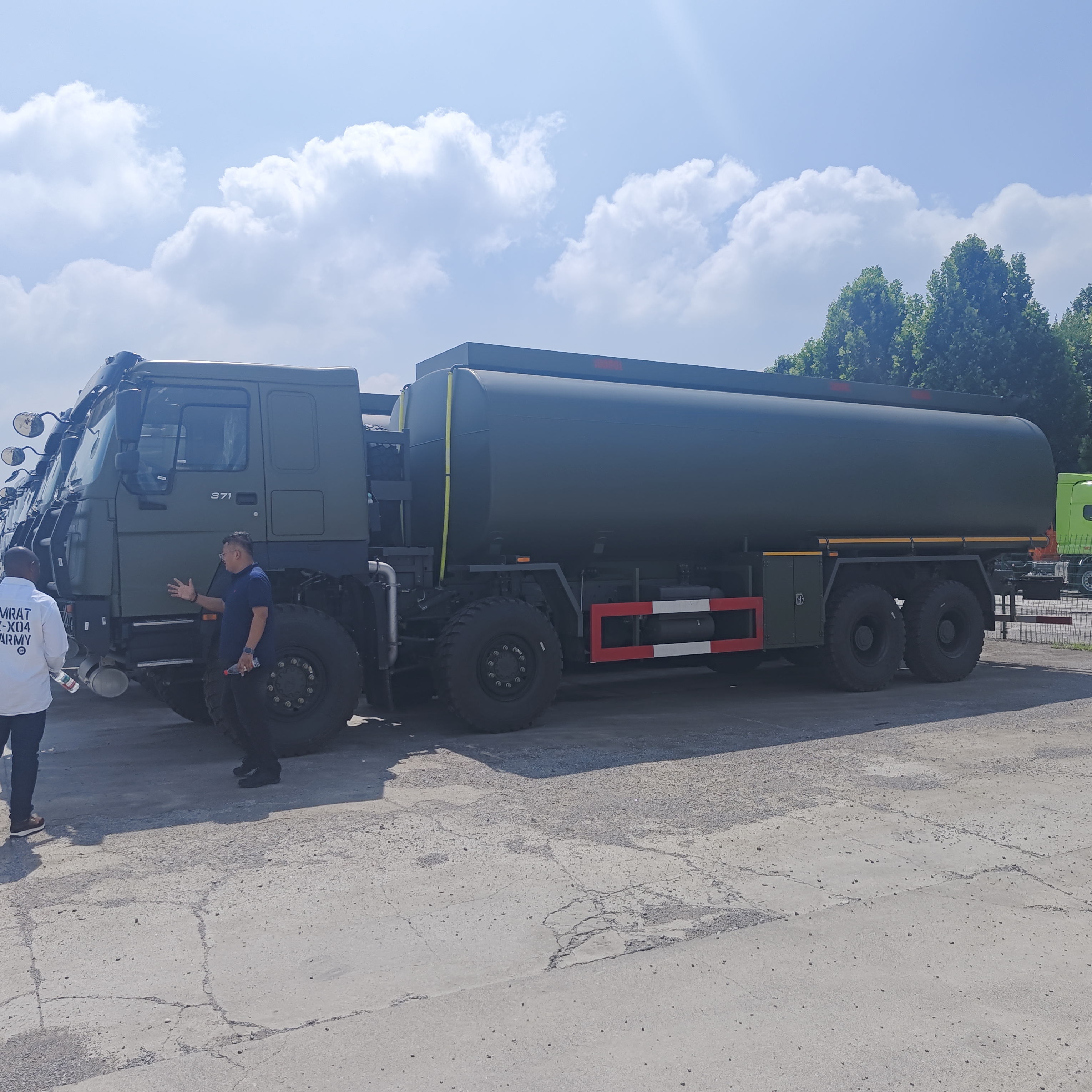 HOWO 8×8 45,000L Tank Tank Tank dengan Mesin 371HP dan 8×8 All-Wheel Drive untuk Transportasi Bahan Bakar Berat
