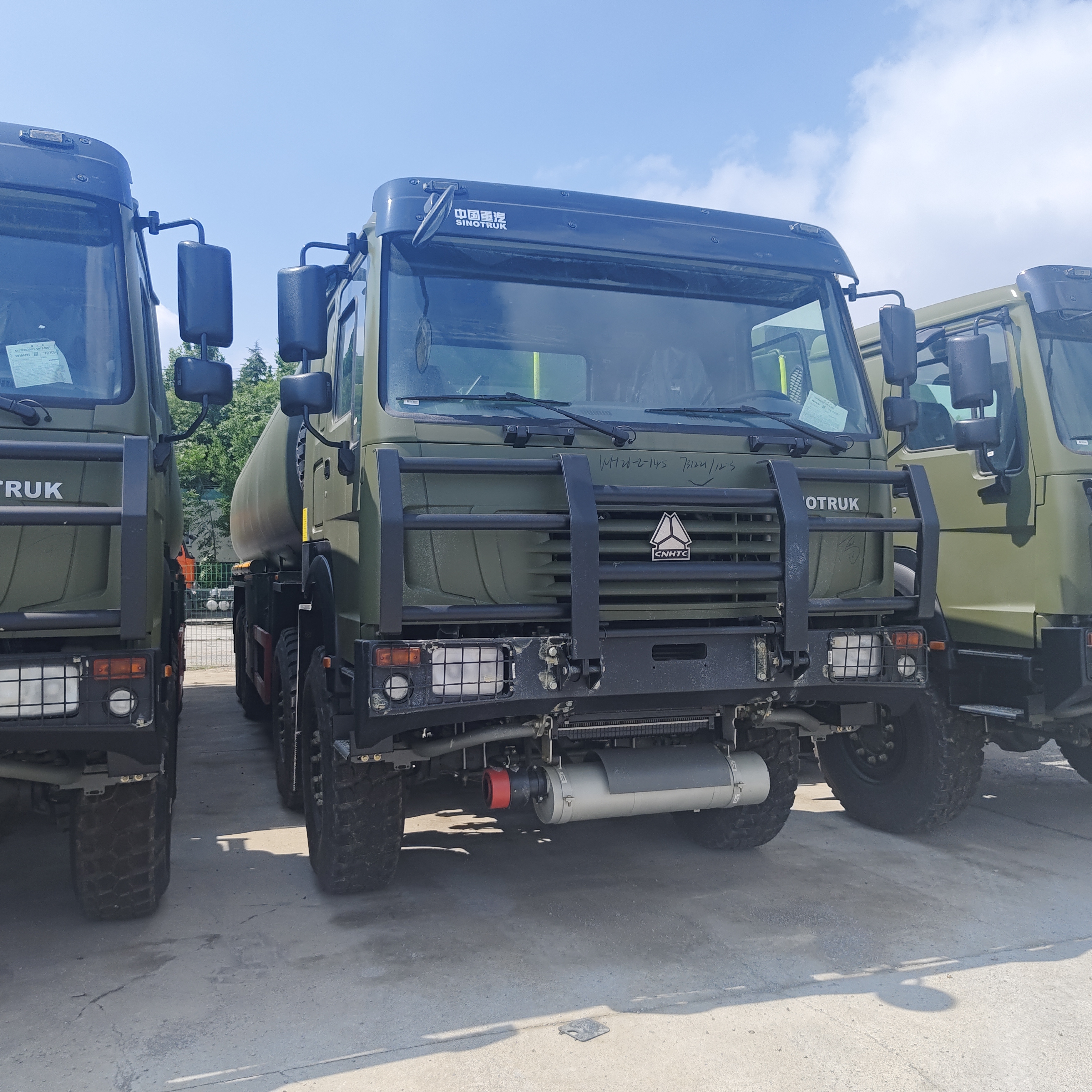 HOWO 8×8 40.000L Fuel Tank Truck dengan mesin 371HP dan 8×8 All-Wheel Drive untuk transportasi bahan bakar tugas berat