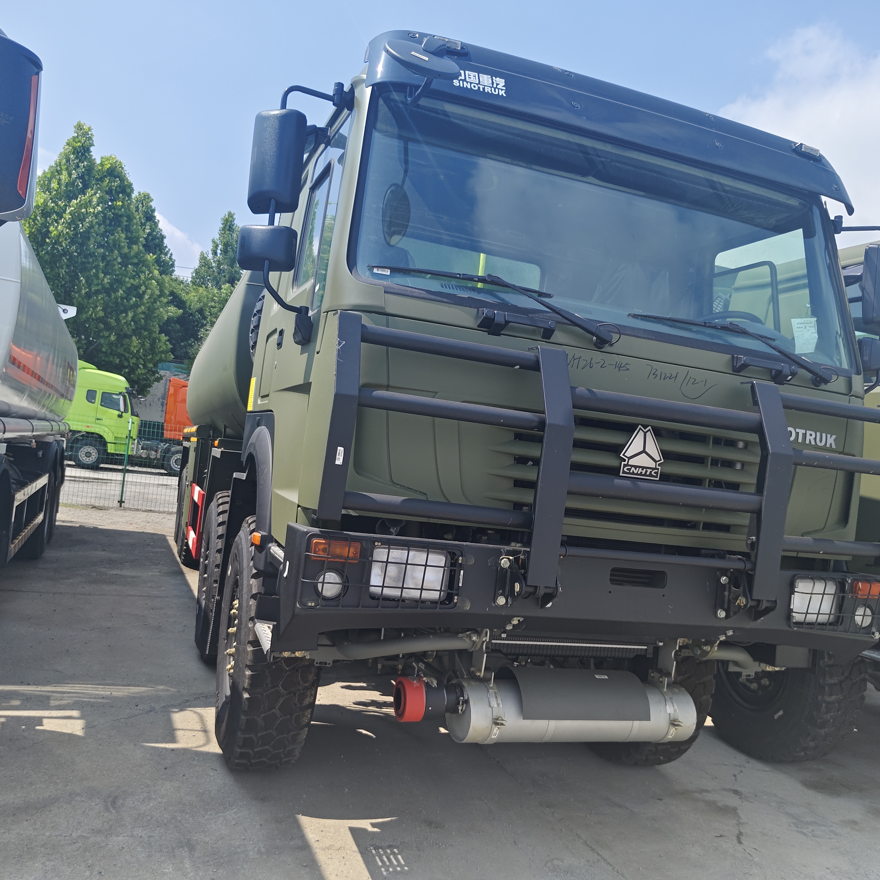 HOWO truk tangki bahan bakar 8×8 dengan kapasitas 30000L dan mesin 371HP untuk transportasi bahan bakar tugas berat