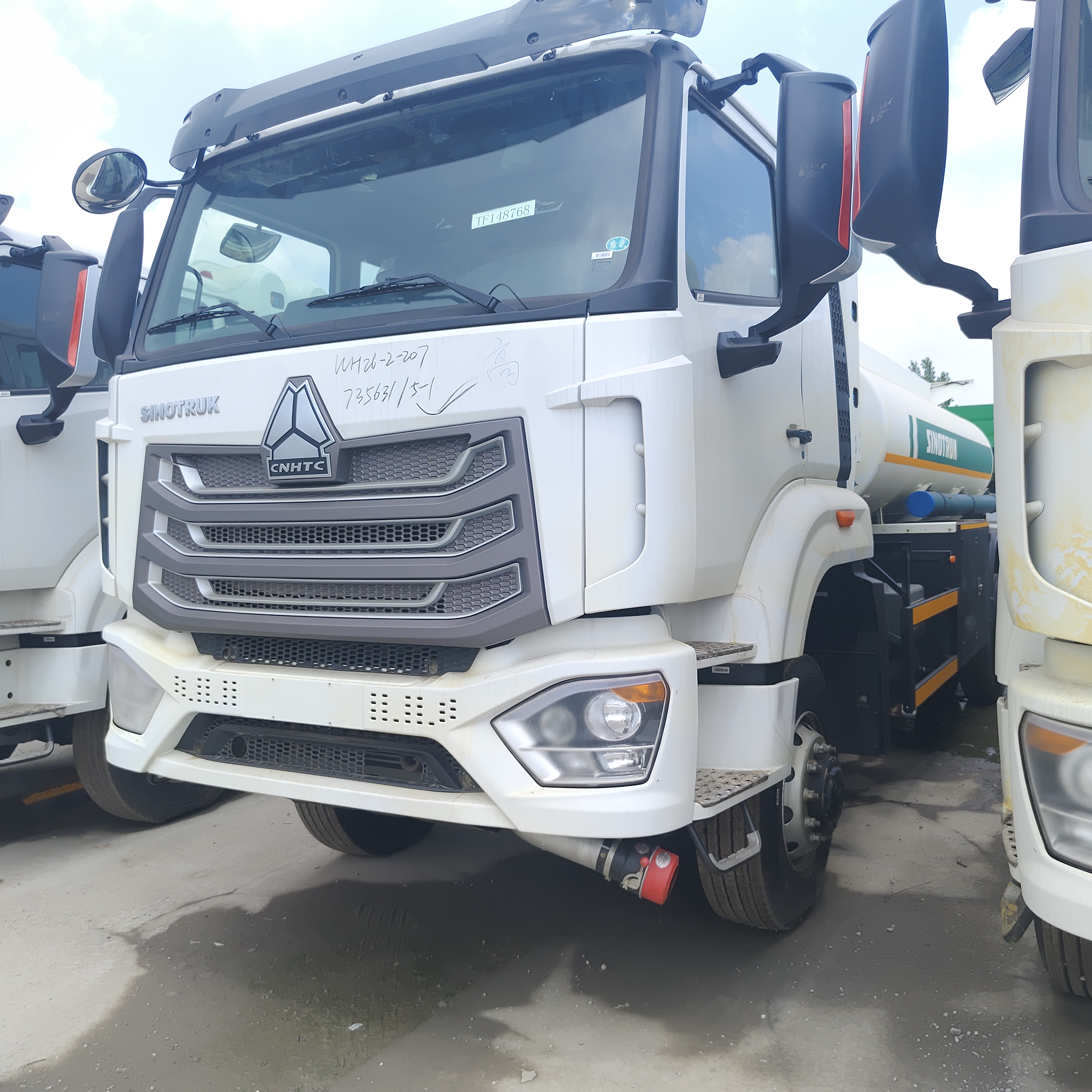 HOWO NX 6×4 CNG Fuel Tank Truck dengan Mesin 400HP dan Kapasitas 30.000L untuk Pengangkutan Diesel dan Bensin