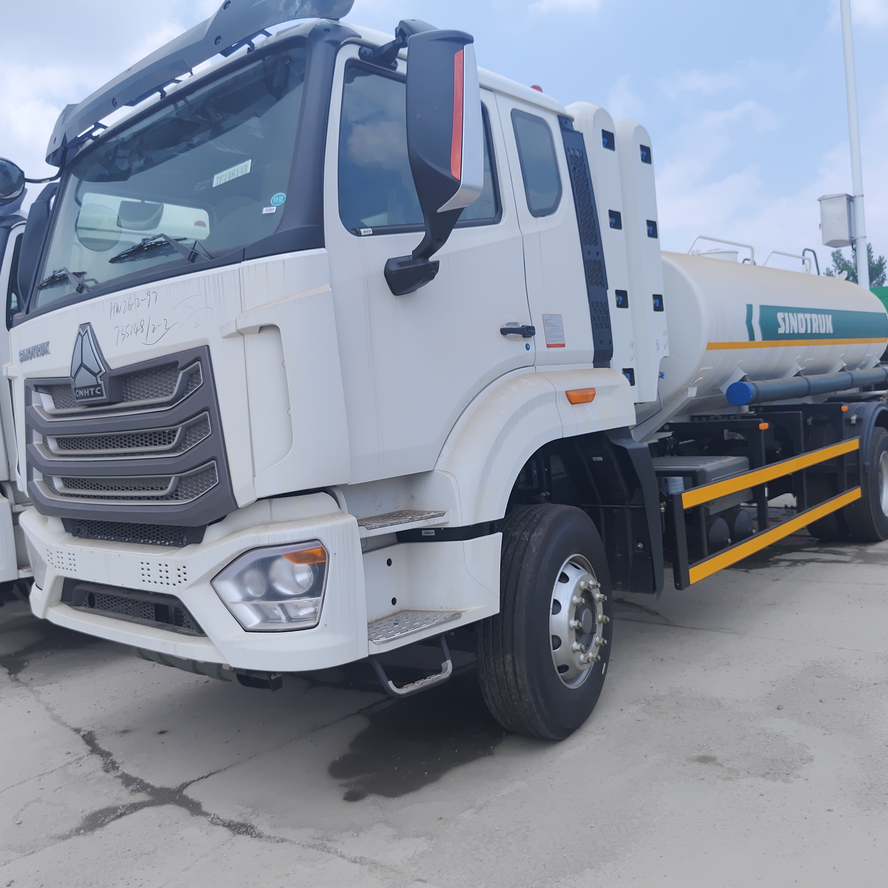 HOWO NX 6×4 CNG Fuel Tank Truck dengan mesin 400HP dan muatan 20T untuk transportasi diesel dan bensin