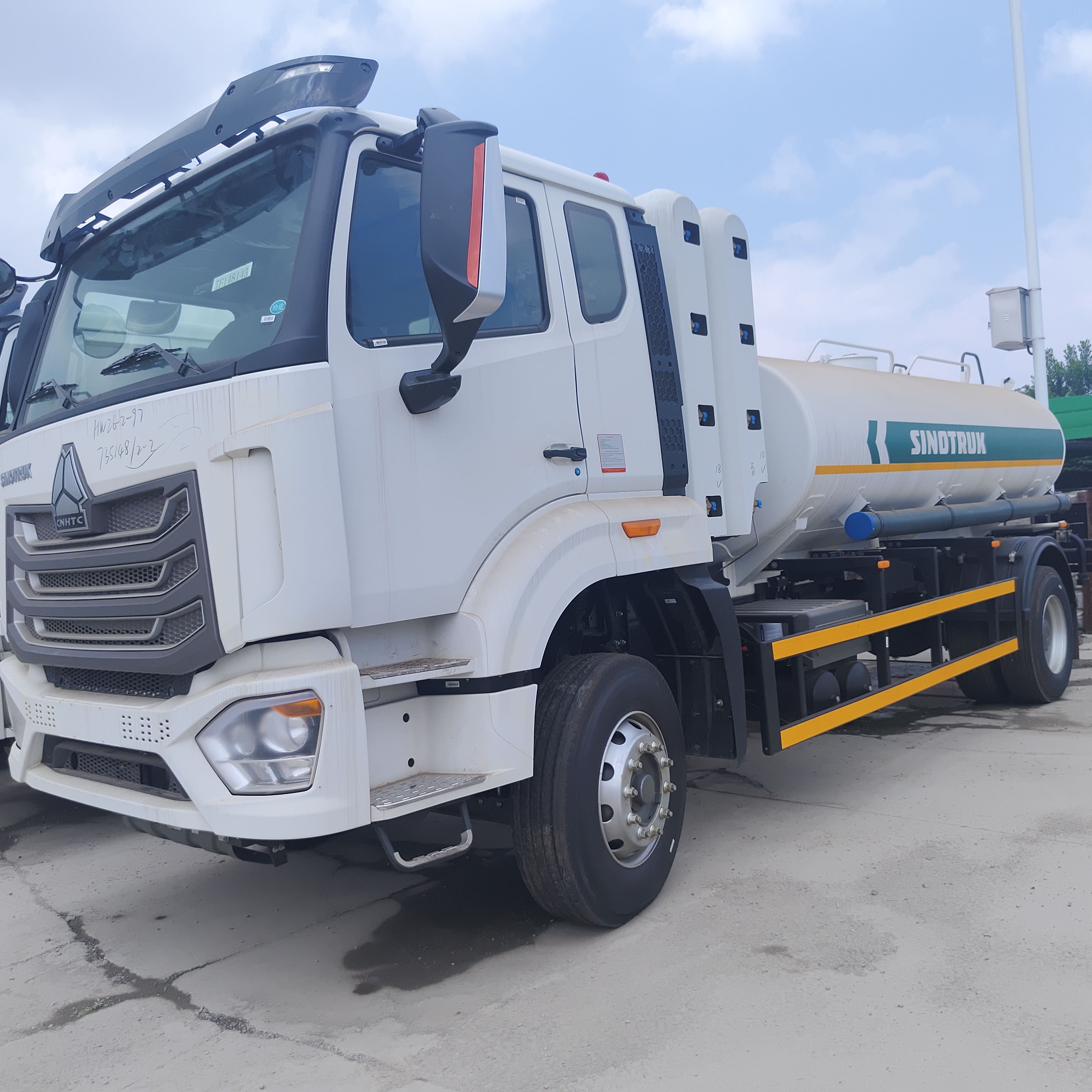 HOWO NX 6×4 CNG Tank Fuel Truck dengan mesin 400HP dan kapasitas 25.000L untuk distribusi bahan bakar