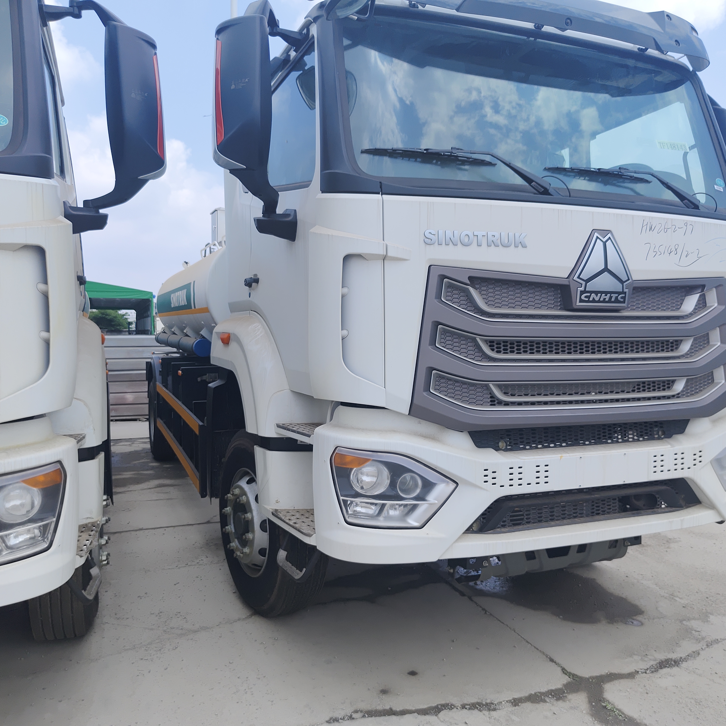 HOWO NX 6×4 CNG Fuel Tank Truck dengan mesin 400HP dan muatan 20T untuk transportasi diesel dan bensin