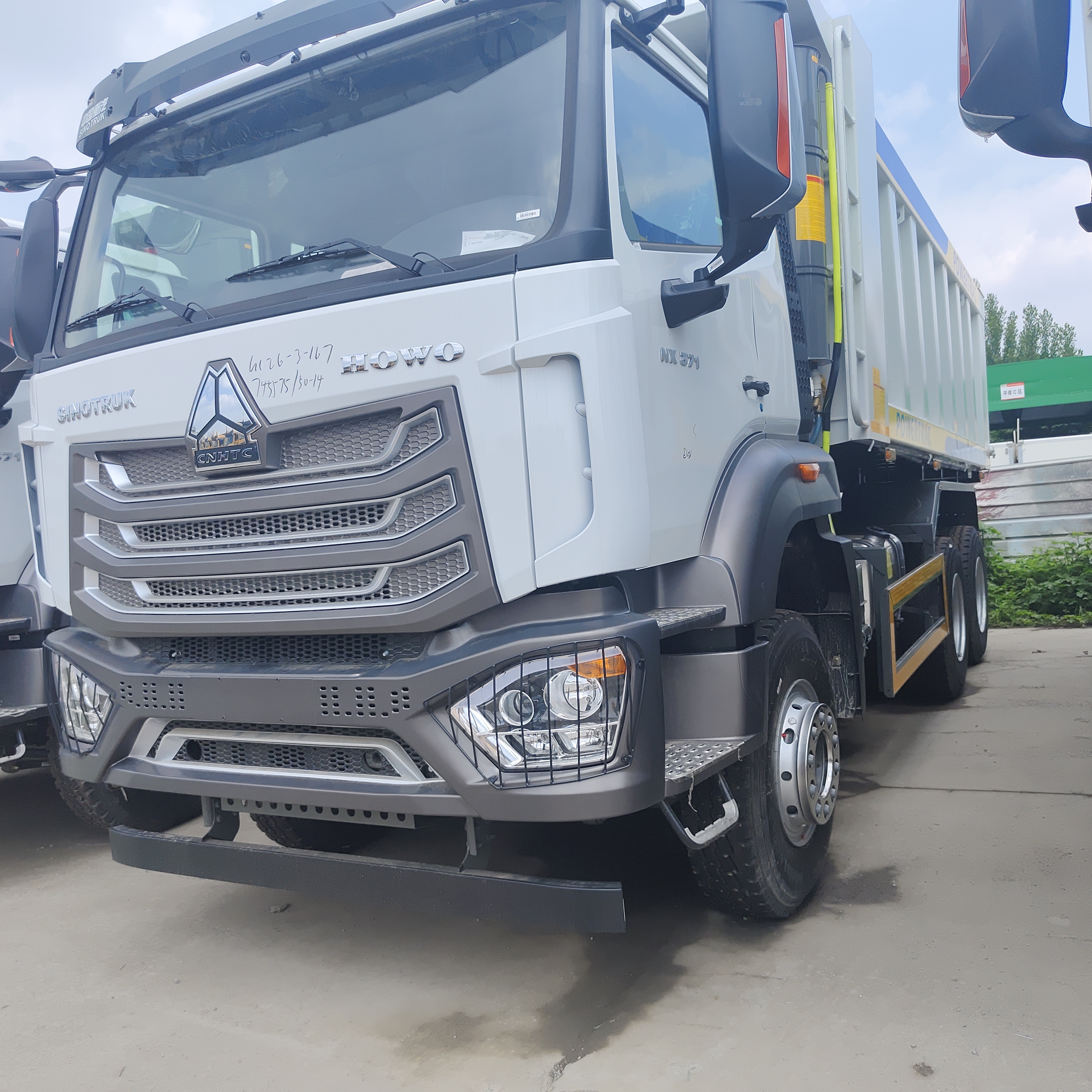 HOWO NX 6×4 Mining Dump Truck dengan mesin 400HP dan tubuh dump berbentuk U untuk transportasi tugas berat