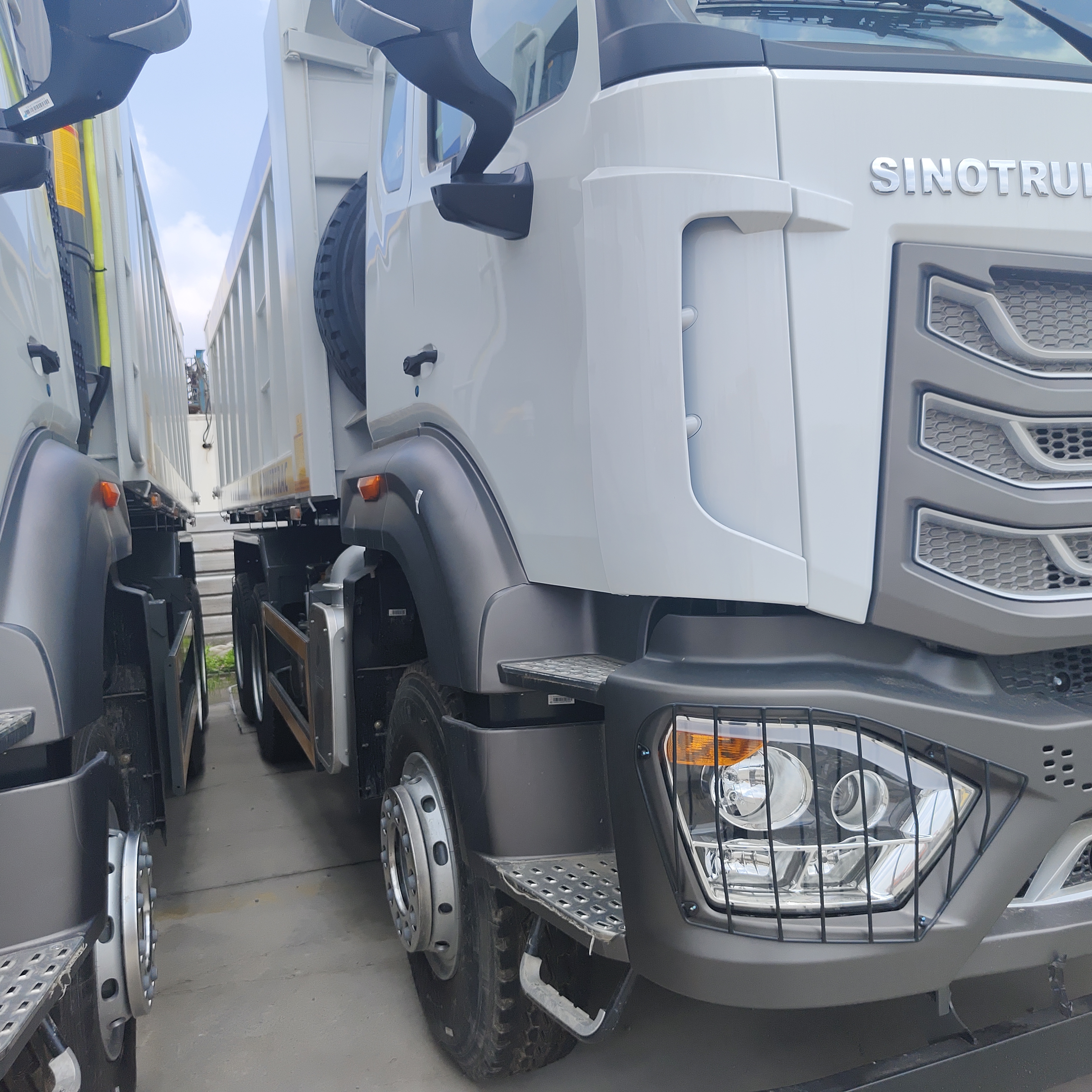 HOWO NX 6×4 Heavy Duty Dump Truck dengan Mesin 400HP dan 25CBM Dump Body untuk Pertambangan dan Konstruksi