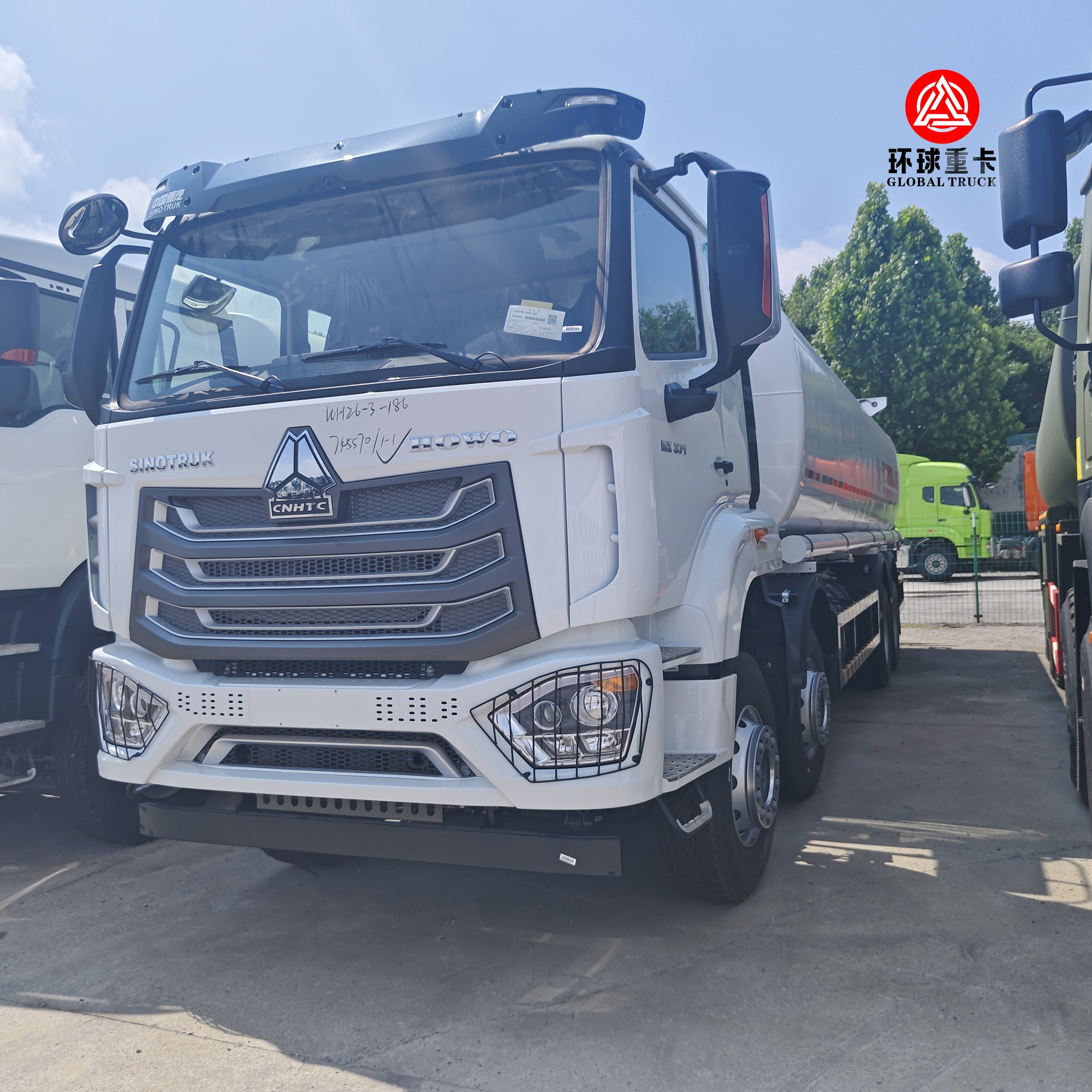 Truk Tangki Bahan Bakar HOWO NX 8x4 30000L Truk Bowser Diesel Tugas Berat untuk Pasar Mozambik
