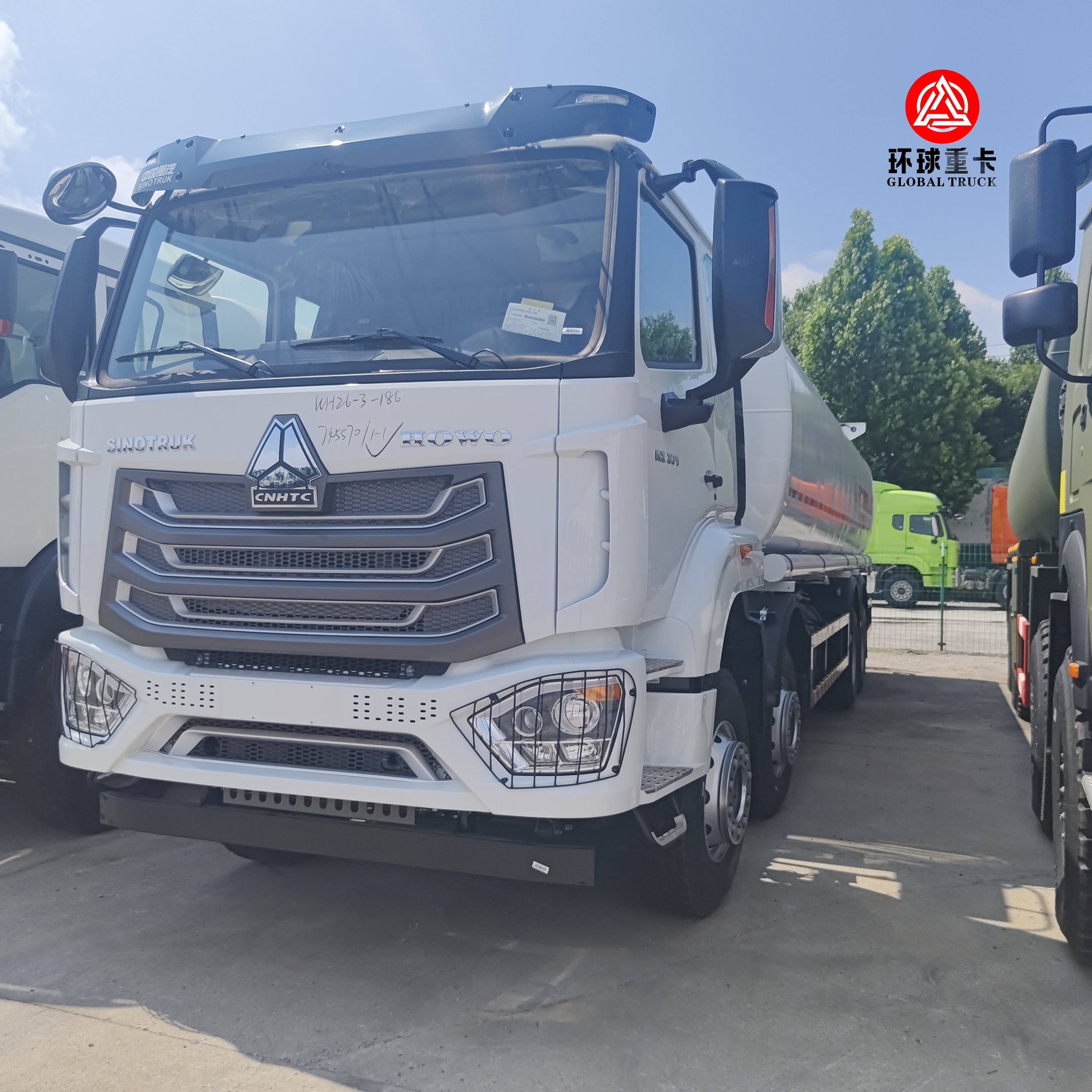 Truk Tangki Bahan Bakar HOWO NX 8x4 30000L Truk Bowser Diesel Tugas Berat untuk Transportasi Bahan Bakar Kenya
