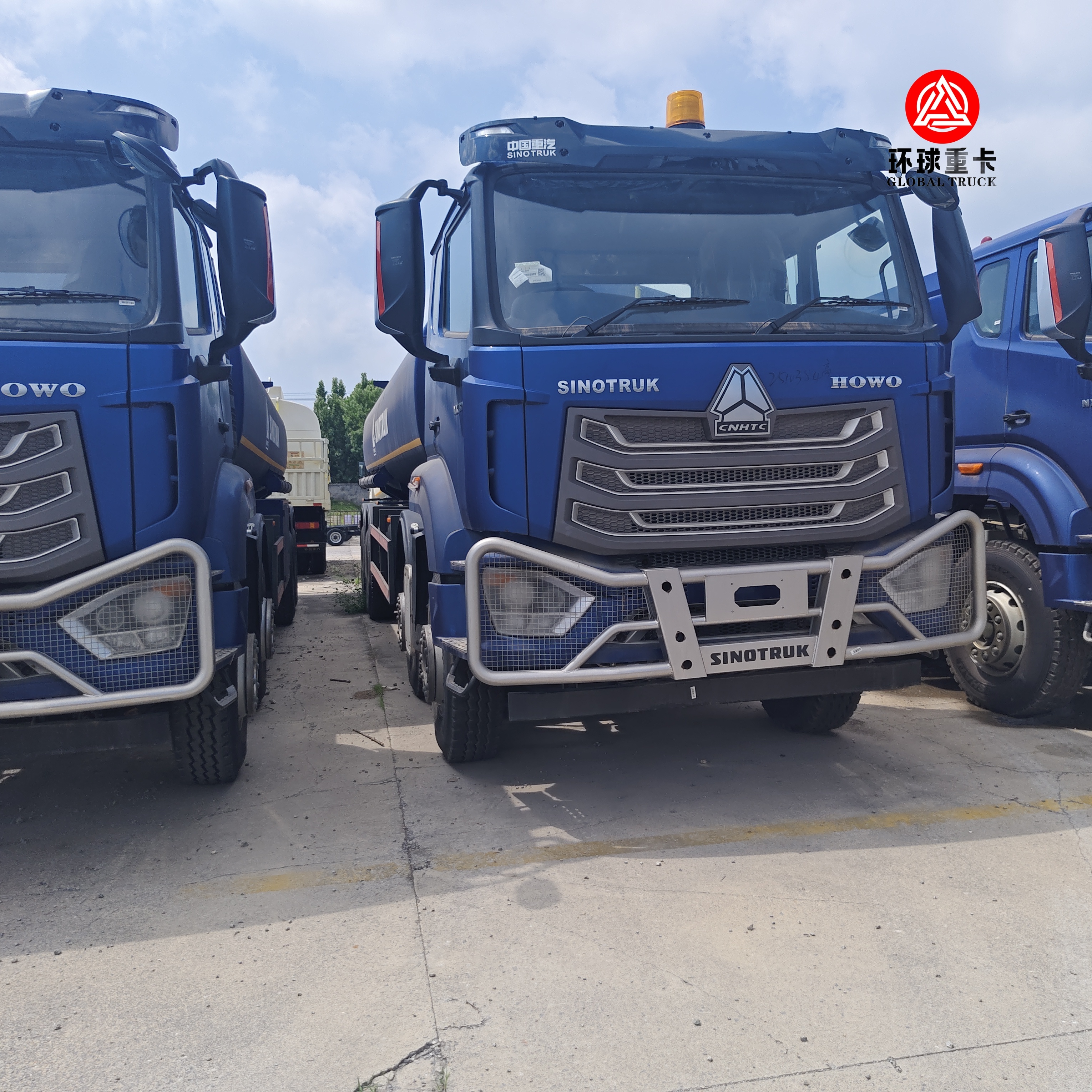 Truk Tangki Bahan Bakar HOWO NX 8x4 30000L Truk Bowser Diesel Tugas Berat untuk Pasar Ghana