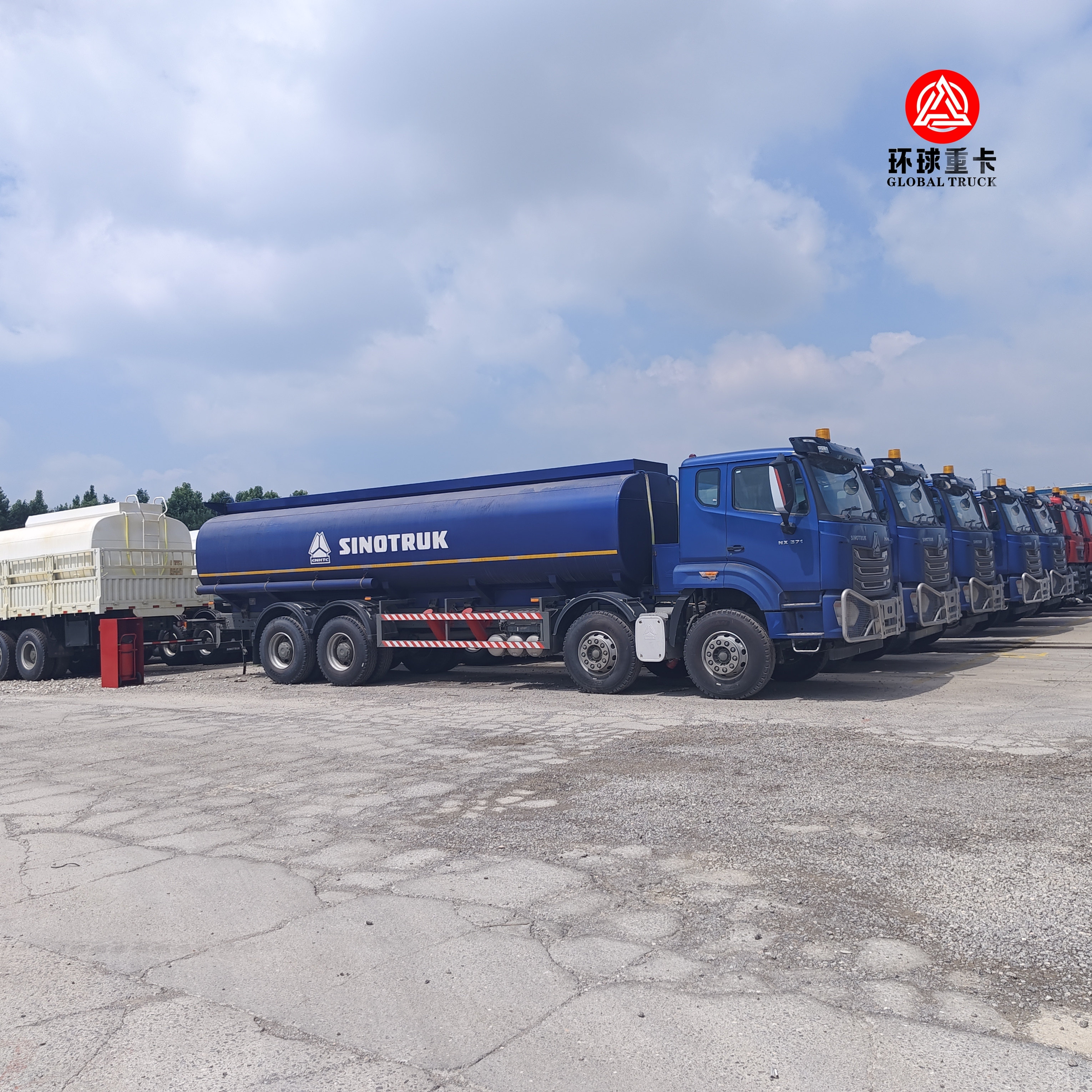 HOWO NX 8x4 30000L Fuel Tank Truck Heavy Duty Diesel Bowser Truck untuk Pasar Tanzania