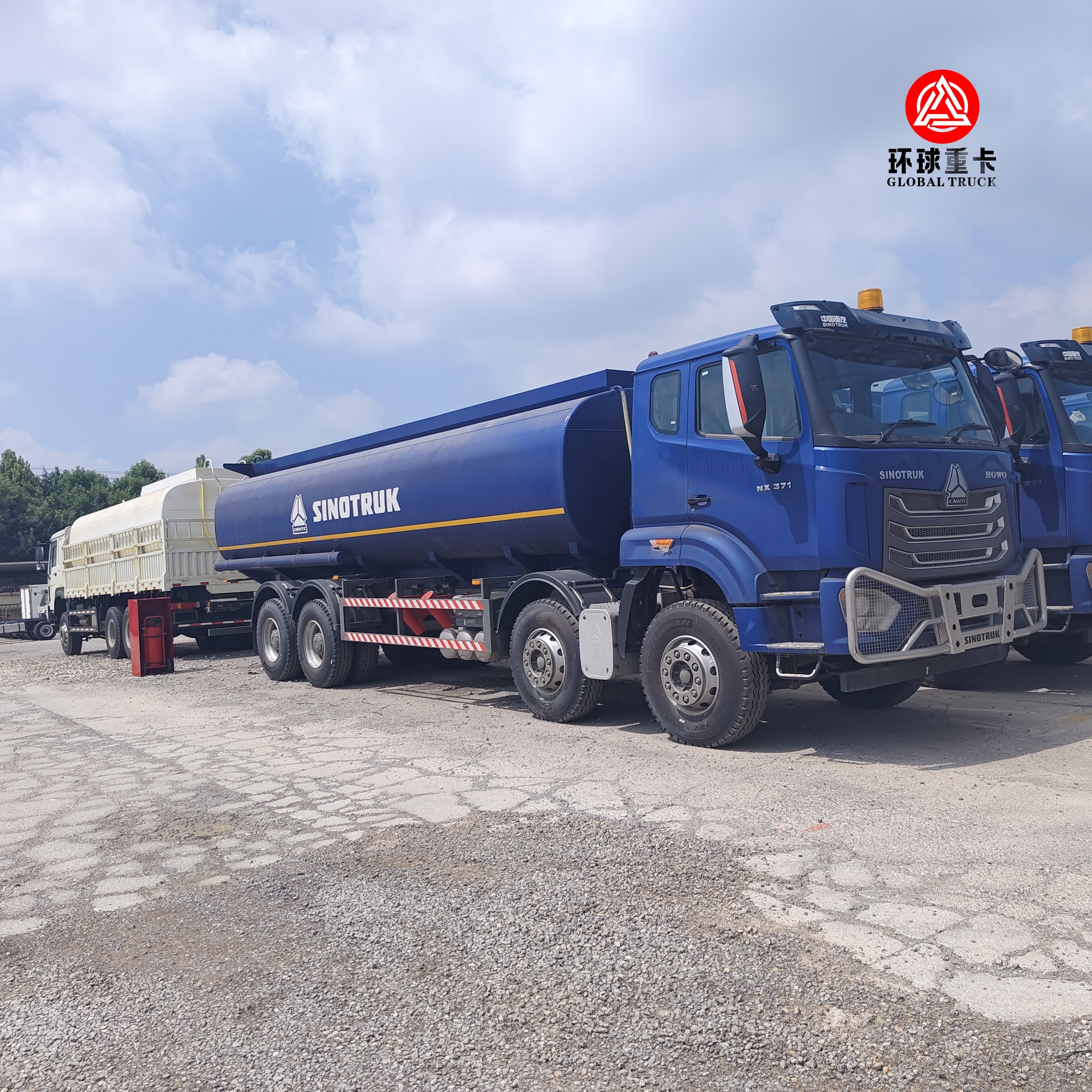 Truk Tangki Bahan Bakar HOWO NX 8x4 30000L Truk Tangki Minyak Diesel Tugas Berat untuk Pasar Afrika