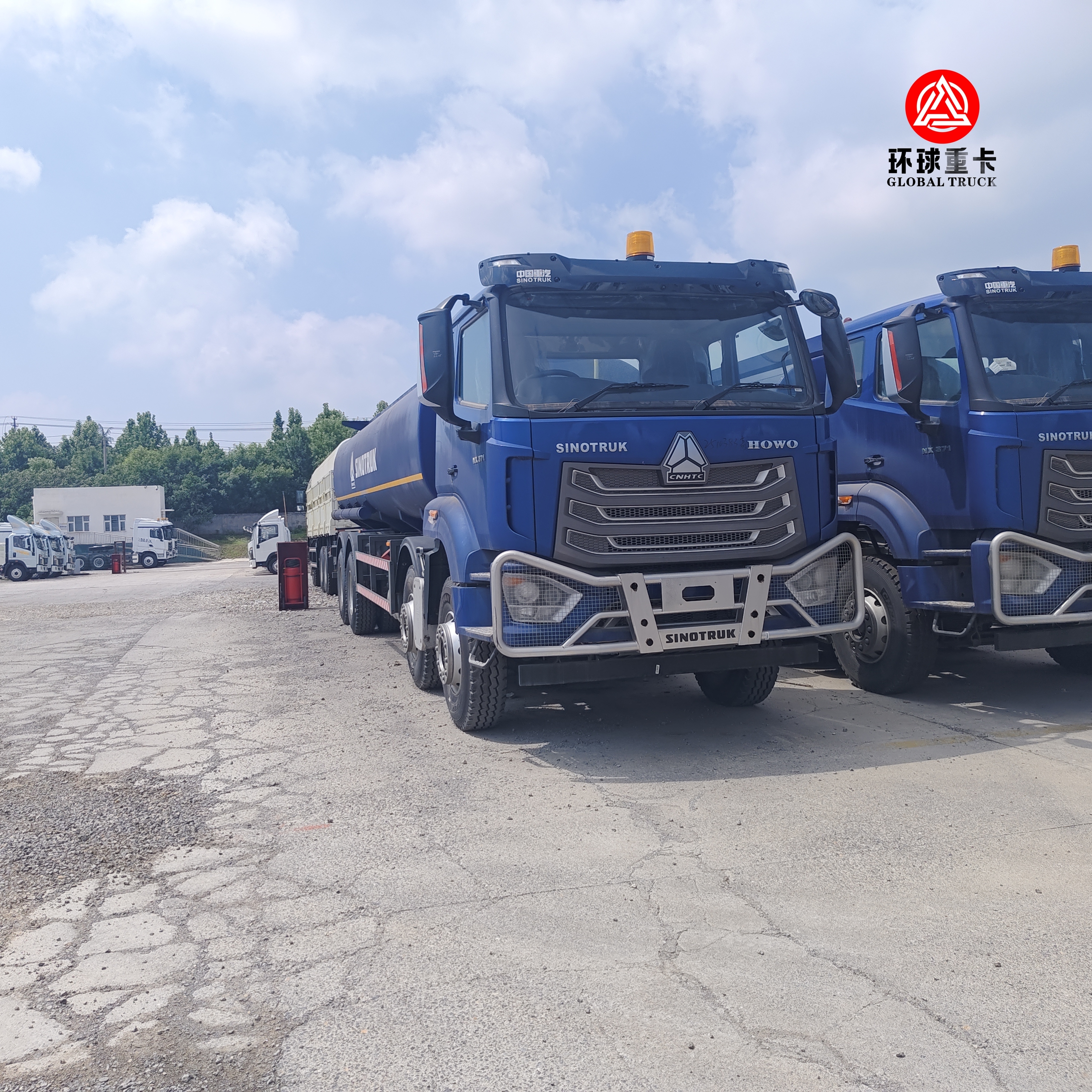 Truk Tangki Bahan Bakar HOWO NX 8x4 30000L Truk Bowser Diesel Tugas Berat untuk Pasar Nigeria