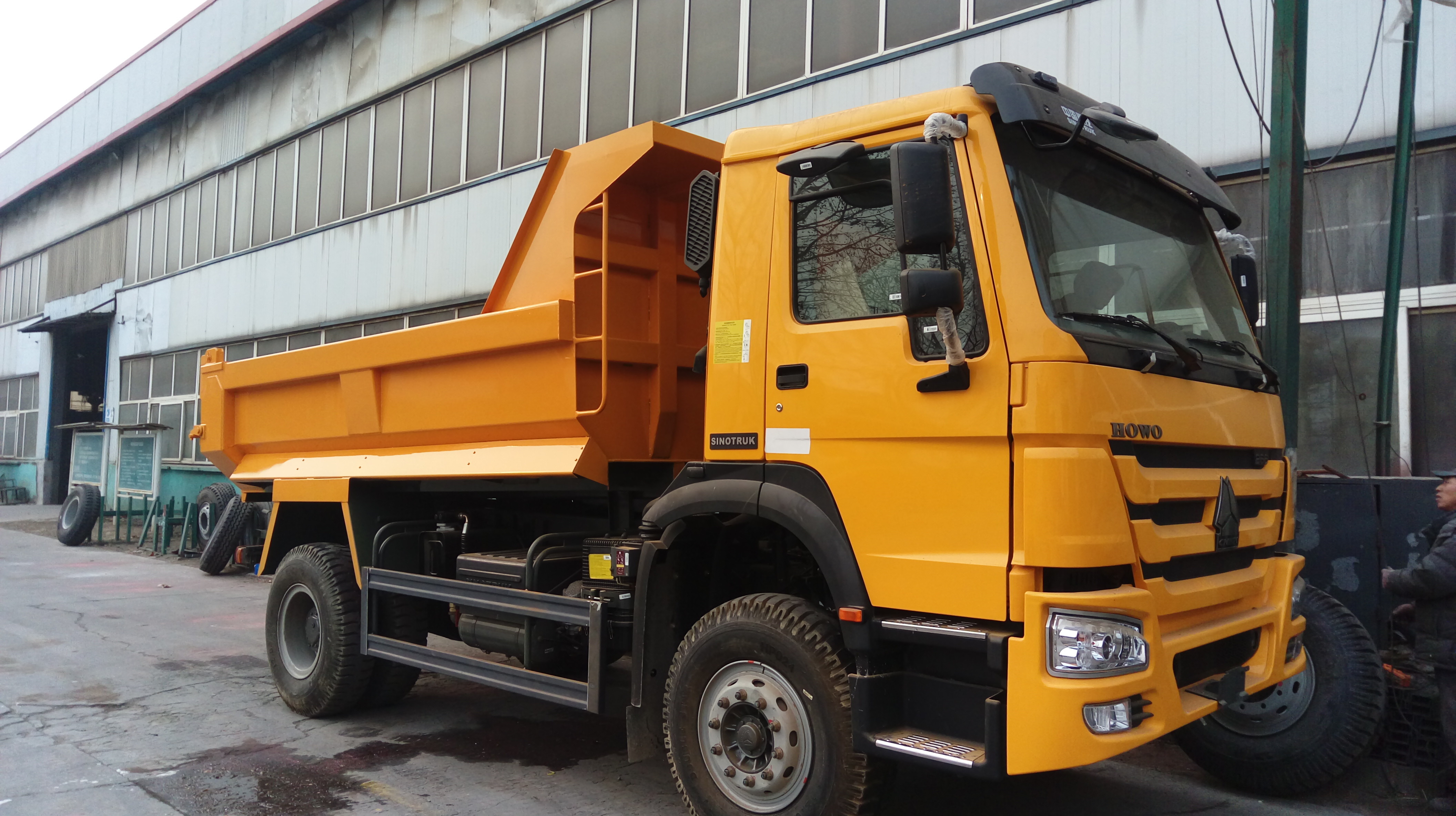 HOWO 4x2 266 / 290hp 6 Wheeler Tugas Berat Penambangan Dump Truck U - Cargo Body